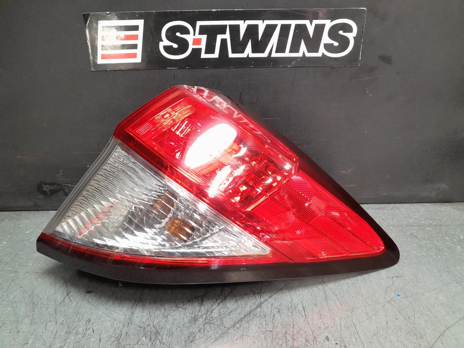 Used auto part listing image: 2018 HONDA HRV RIGHT TAILLIGHT RU5, VTi, LED, NON OPTICAL GUIDE TYPE, 07/18-10/21 0000379415