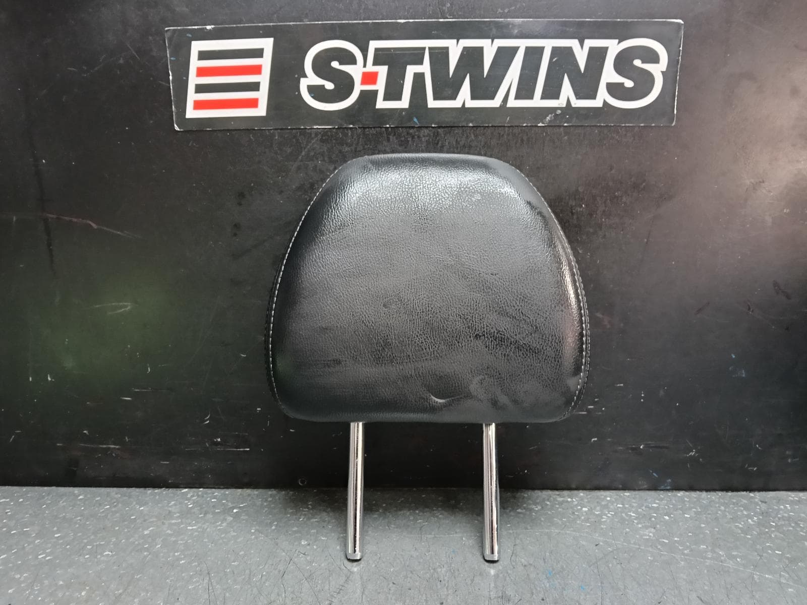 Used auto part listing image: 2018 NISSAN XTRAIL HEADREST RH REAR 2ND ROW, LEATHER, T32, 02/14-07/22 0000385932