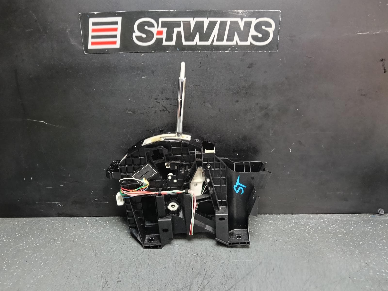 Used auto part listing image: 2018 NISSAN XTRAIL GEAR STICK SHIFTER AUTO T/M, PETROL, AWD, T32, 02/17-07/22 0000383453