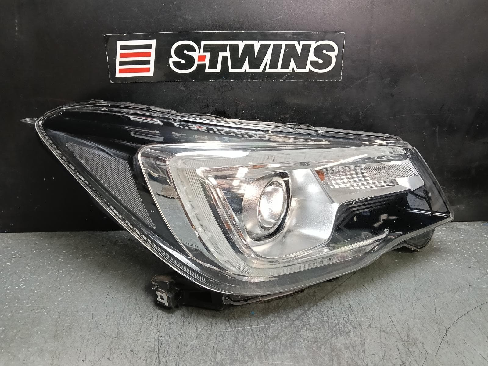 Used auto part listing image: 2017 SUBARU FORESTER RIGHT HEADLAMP SJ, XENON TYPE, 01/16-08/18 0000390054