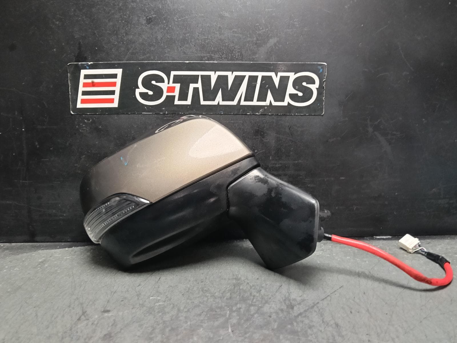 Used auto part listing image: 2017 SUBARU FORESTER RIGHT DOOR MIRROR SJ, W/ FLASHER, NON HEATED, NON BLINDSPOT, (5 WIRE), 09/12-08/18 0000407236