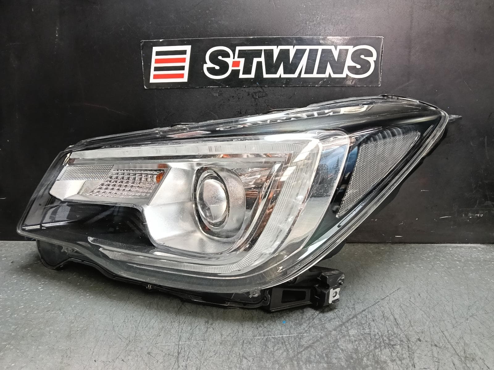 Used auto part listing image: 2017 SUBARU FORESTER LEFT HEADLAMP SJ, XENON TYPE, 01/16-08/18 0000390055