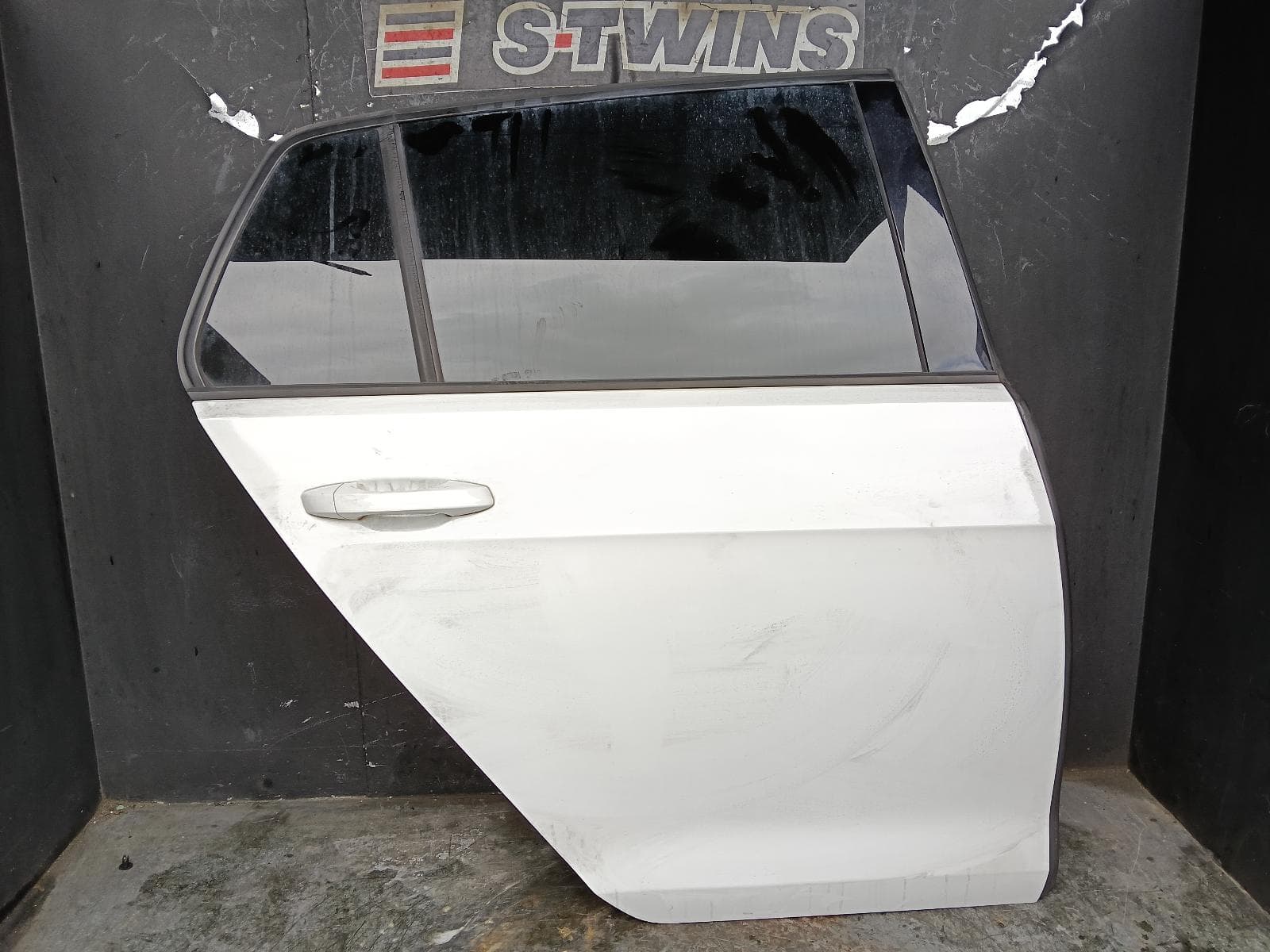 Used auto part listing image: 2014 VOLKSWAGEN GOLF RIGHT REAR DOOR SLIDING GEN 7, HATCH, 11/12-08/20 0000385543