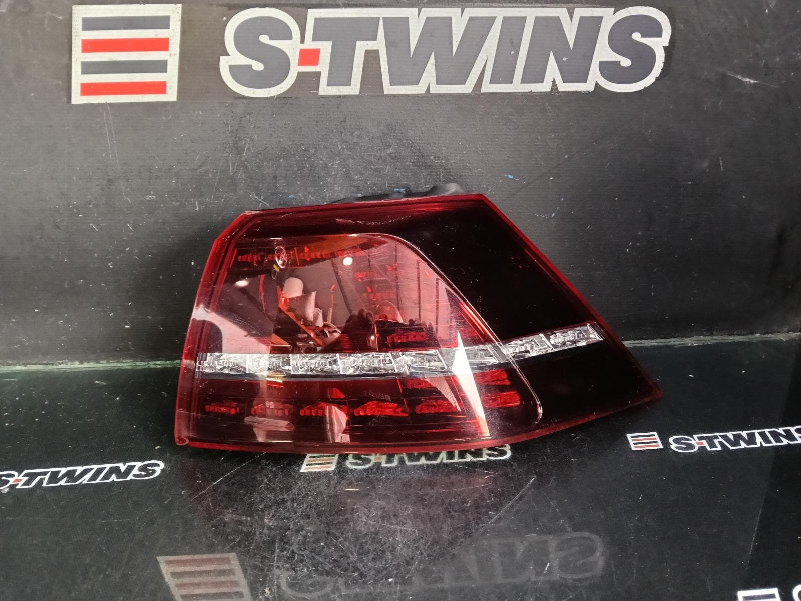 Used auto part listing image: 2014 VOLKSWAGEN GOLF RIGHT TAILLIGHT GEN 7, HATCH, R, LED TYPE, 11/12-03/17 0000386071