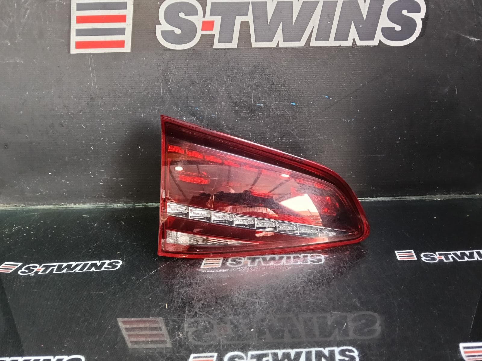 Used auto part listing image: 2014 VOLKSWAGEN GOLF REAR GARNISH TAILGATE LAMP (LH SIDE), GEN 7, R, 11/12-03/17 0000386073