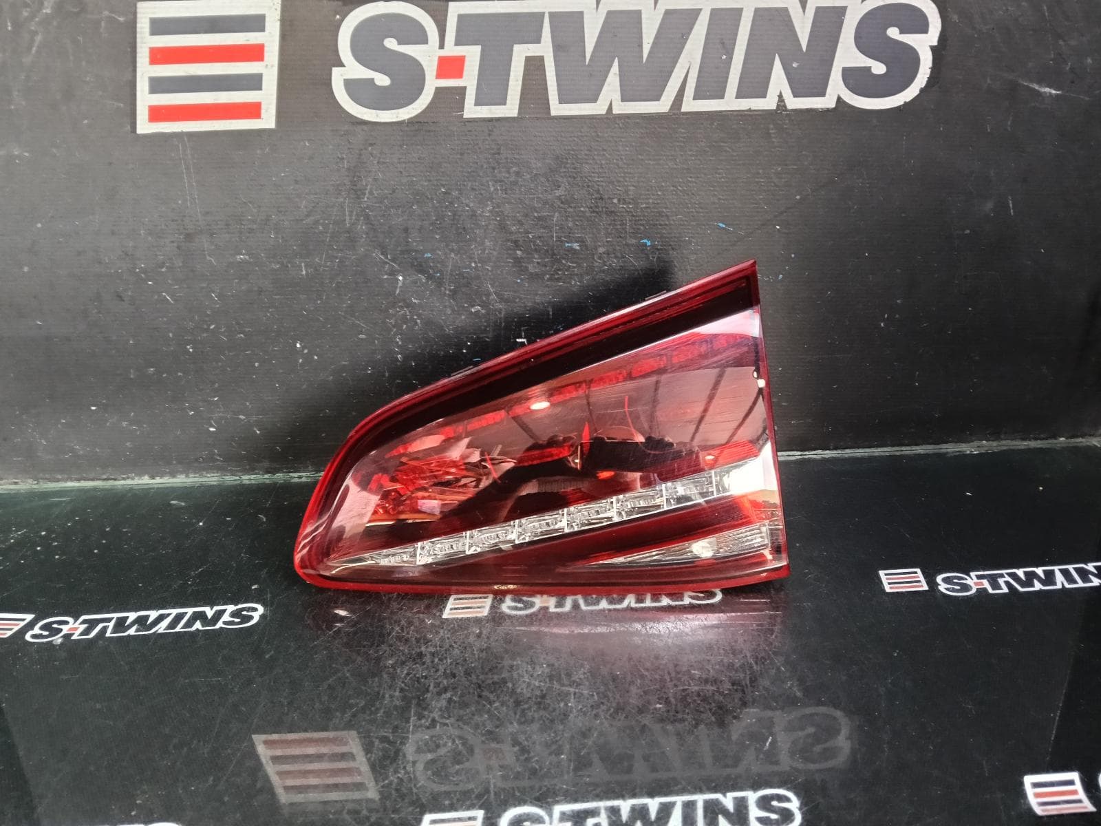 Used auto part listing image: 2014 VOLKSWAGEN GOLF REAR GARNISH TAILGATE LAMP (RH SIDE), GEN 7, R, 11/12-03/17 0000386074