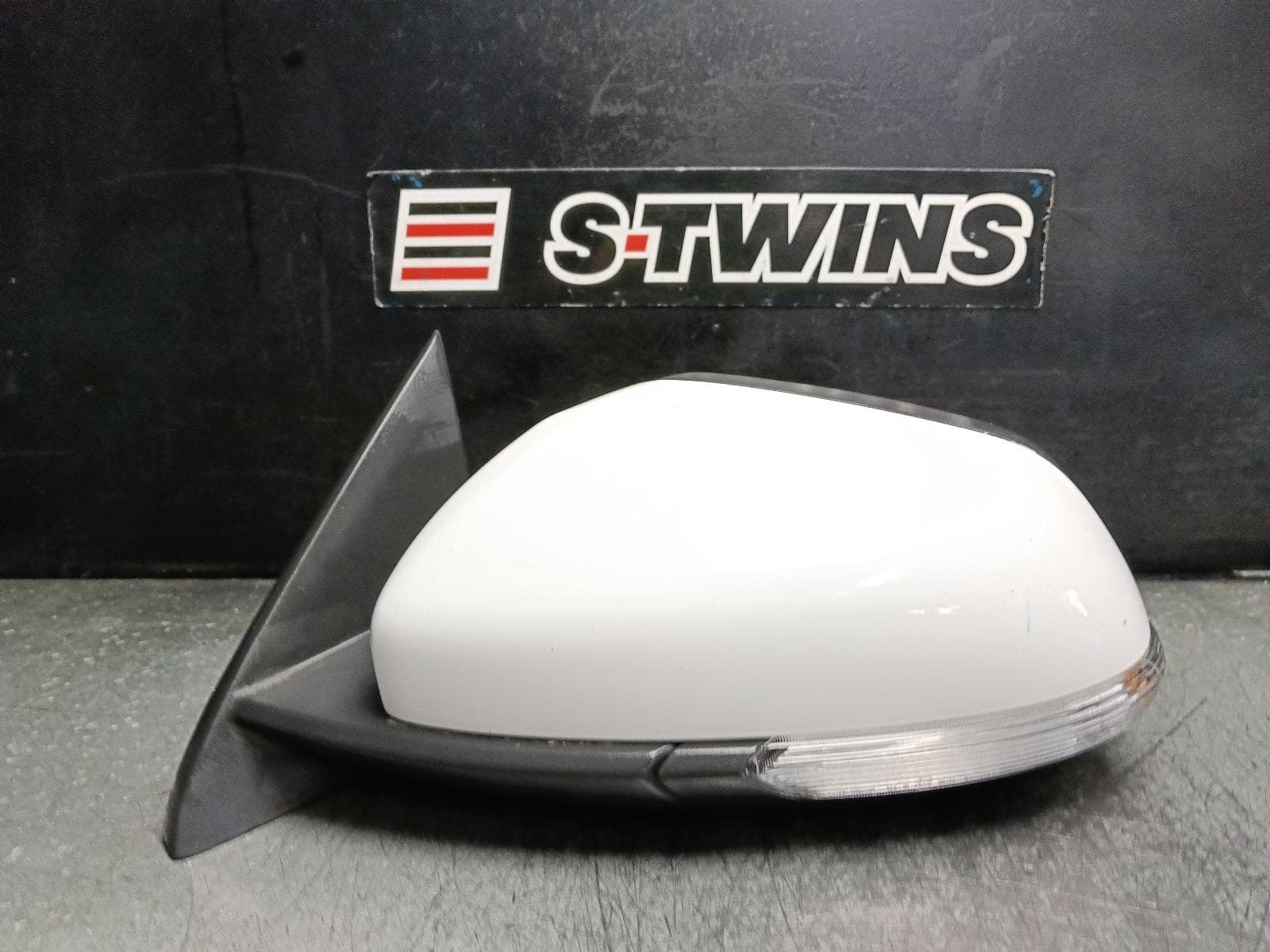 Used auto part listing image: 2022 MG ZS LEFT DOOR MIRROR W/ POWER, HEATED, NON CAMERA, NON BLIND SPOT TYPE, COLOUR CODED, AZS1, 09/17- 0000405433