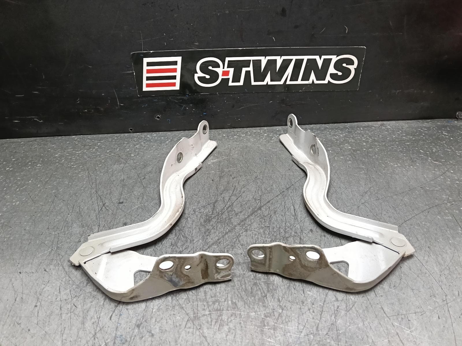 Used auto part listing image: 2018 HYUNDAI ACCENT BONNET HINGE STRUT HINGES (PAIR), RB, 05/11-12/19 0000382747