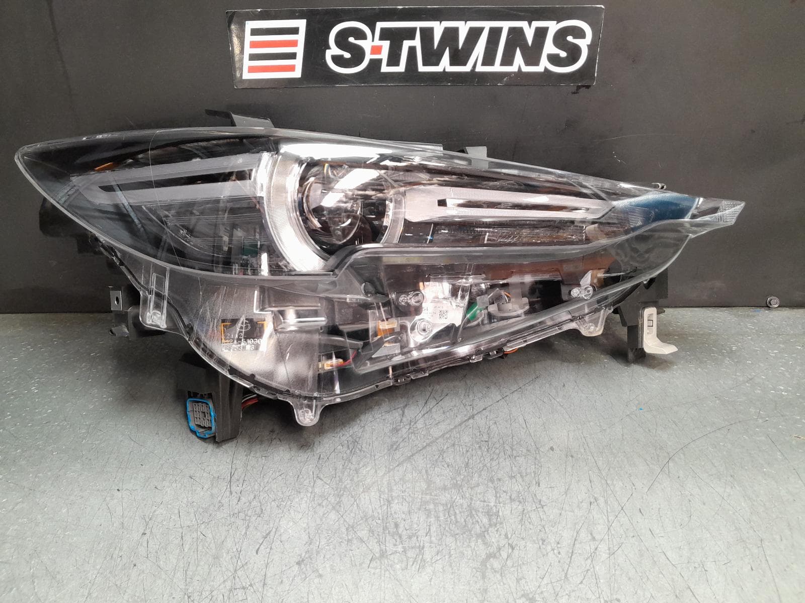 Used auto part listing image: 2019 MAZDA CX5 RIGHT HEADLAMP NON AFS, NON ADAPTIVE, NON DAYTIME RUNNING LAMP, NON SIGNATURE LIGHTS TYPE, KF, 02/17-08/21 0000379594