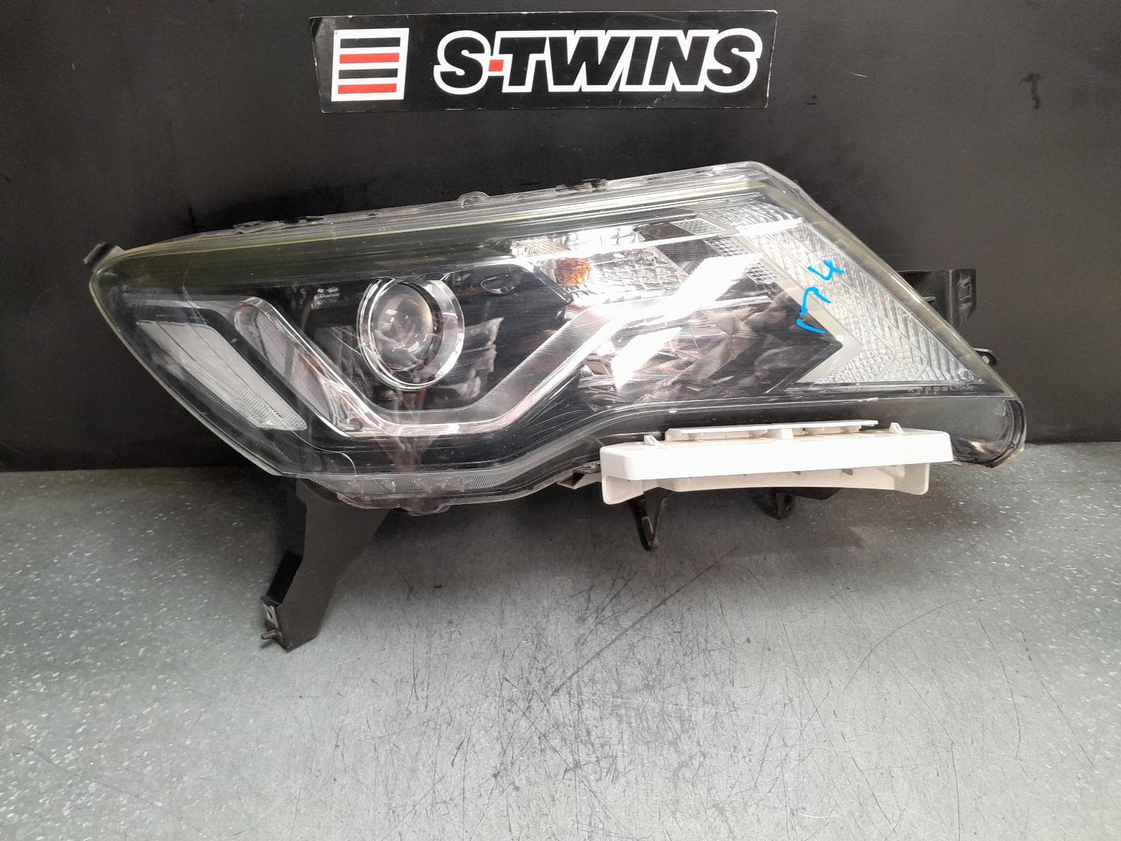 Used auto part listing image: 2017 NISSAN PATHFINDER RIGHT HEADLAMP R52, ST/ST-L, HALOGEN, 12/16-04/21 0000379623