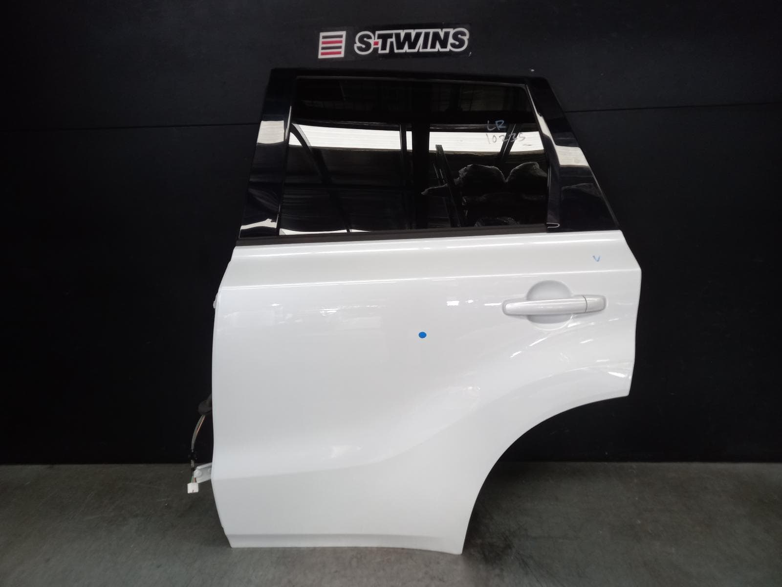 Used auto part listing image: 2016 SUZUKI VITARA RIGHT REAR DOOR SLIDING VITARA, LY (VIN TSM), 06/15- 0000389424