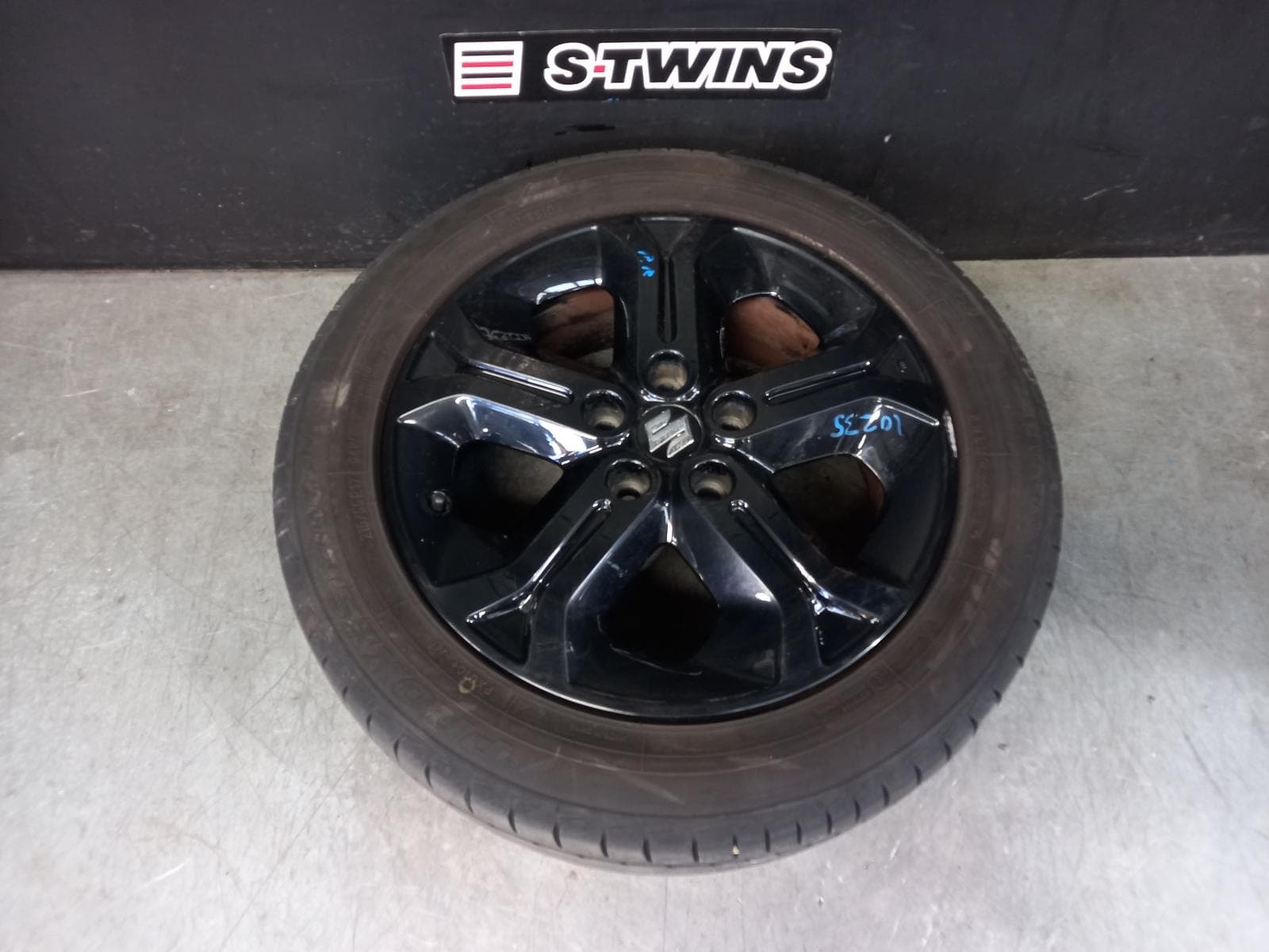 Used auto part listing image: 2016 SUZUKI VITARA WHEEL MAG FACTORY, 17X6.5IN, 5 Y SPOKE, HIGH GLOSS BLACK, VITARA, LY (VIN TSM), 06/15-09/18 0000389430