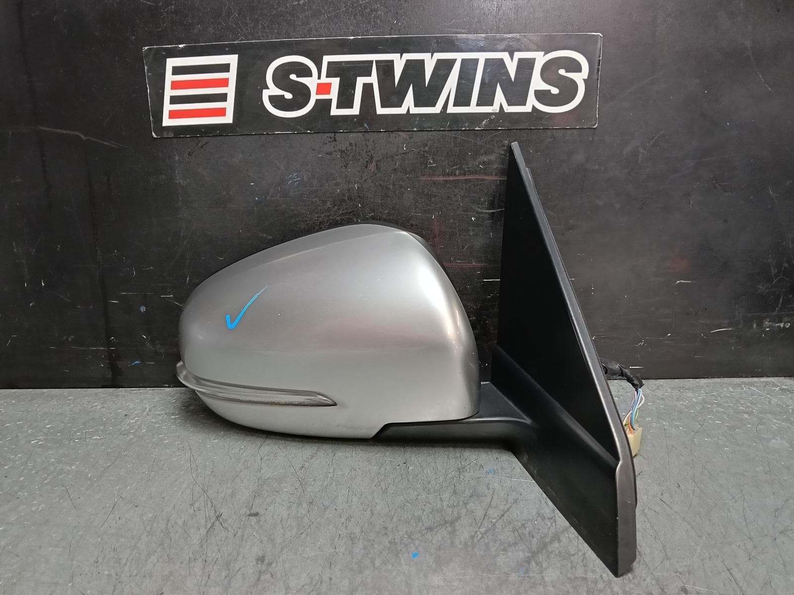 Used auto part listing image: 2016 SUZUKI VITARA RIGHT DOOR MIRROR VITARA, LY (VIN TSM), AUTO FOLDING, SILVER, W/ INDICATOR & NON BLIND SPOT TYPE, 06/15-09/18 0000389441