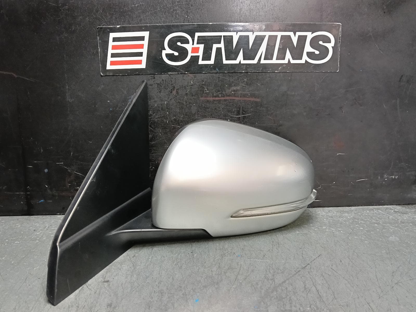 Used auto part listing image: 2016 SUZUKI VITARA LEFT DOOR MIRROR VITARA, LY (VIN TSM), AUTO FOLDING, SILVER, W/ INDICATOR & NON BLIND SPOT TYPE, 06/15-09/18 0000389443