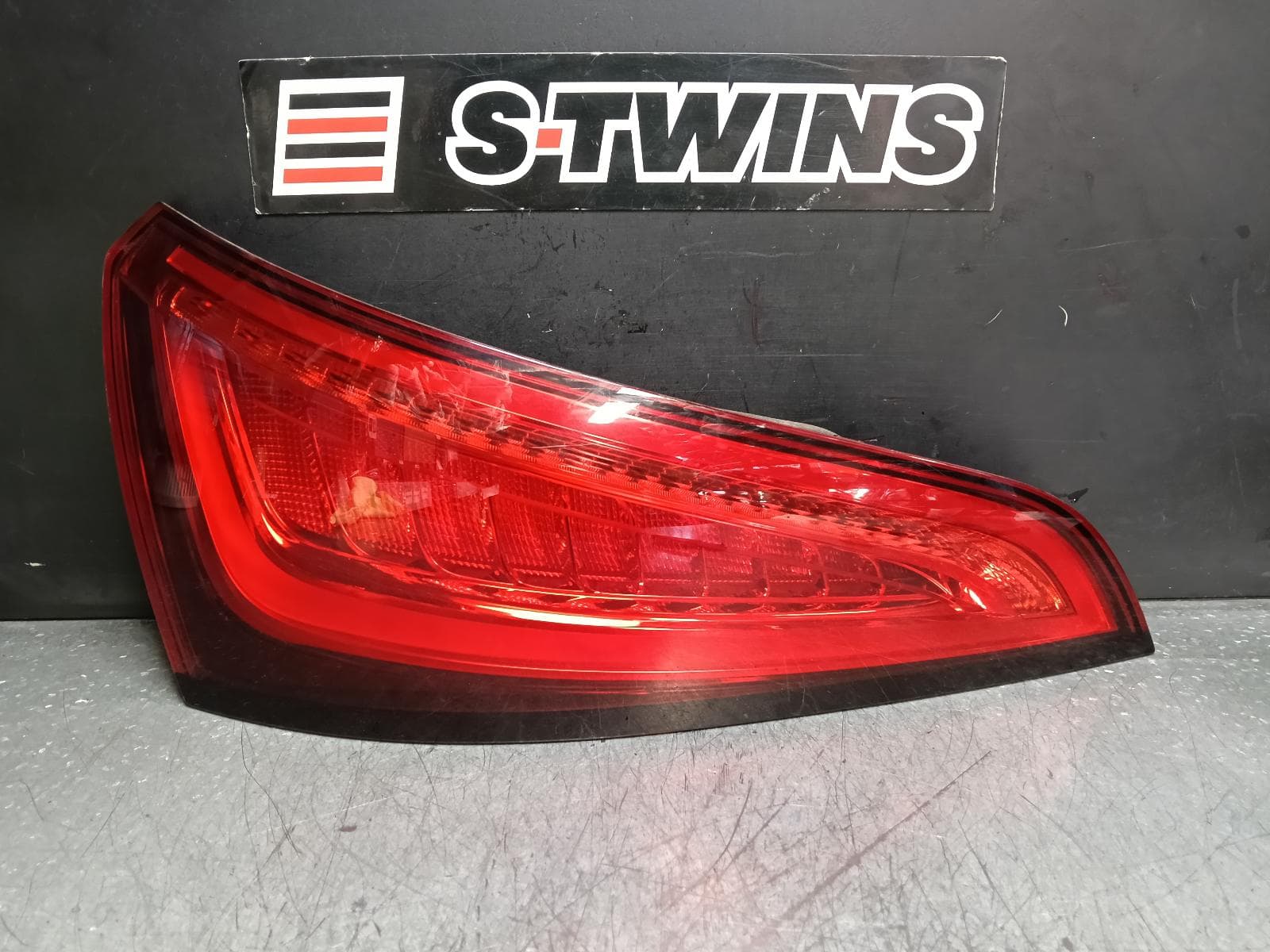 Used auto part listing image: 2013 AUDI Q5 LEFT TAILLIGHT IN TAILGATE, 8R, LED TYPE, 10/12-01/17 0000380935