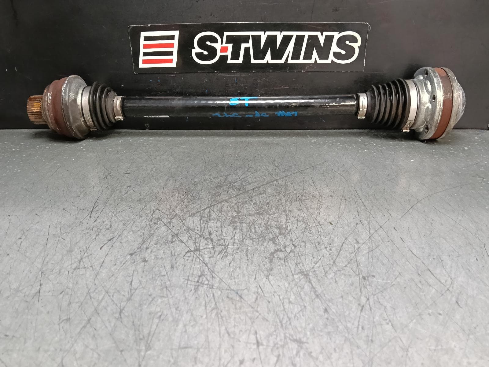 Used auto part listing image: 2013 AUDI Q5 LEFT DRIVESHAFT REAR, Q5/SQ5, NON ACTIVE DIFFERENTIAL TYPE, 8R, 12/08-01/17 0000380940