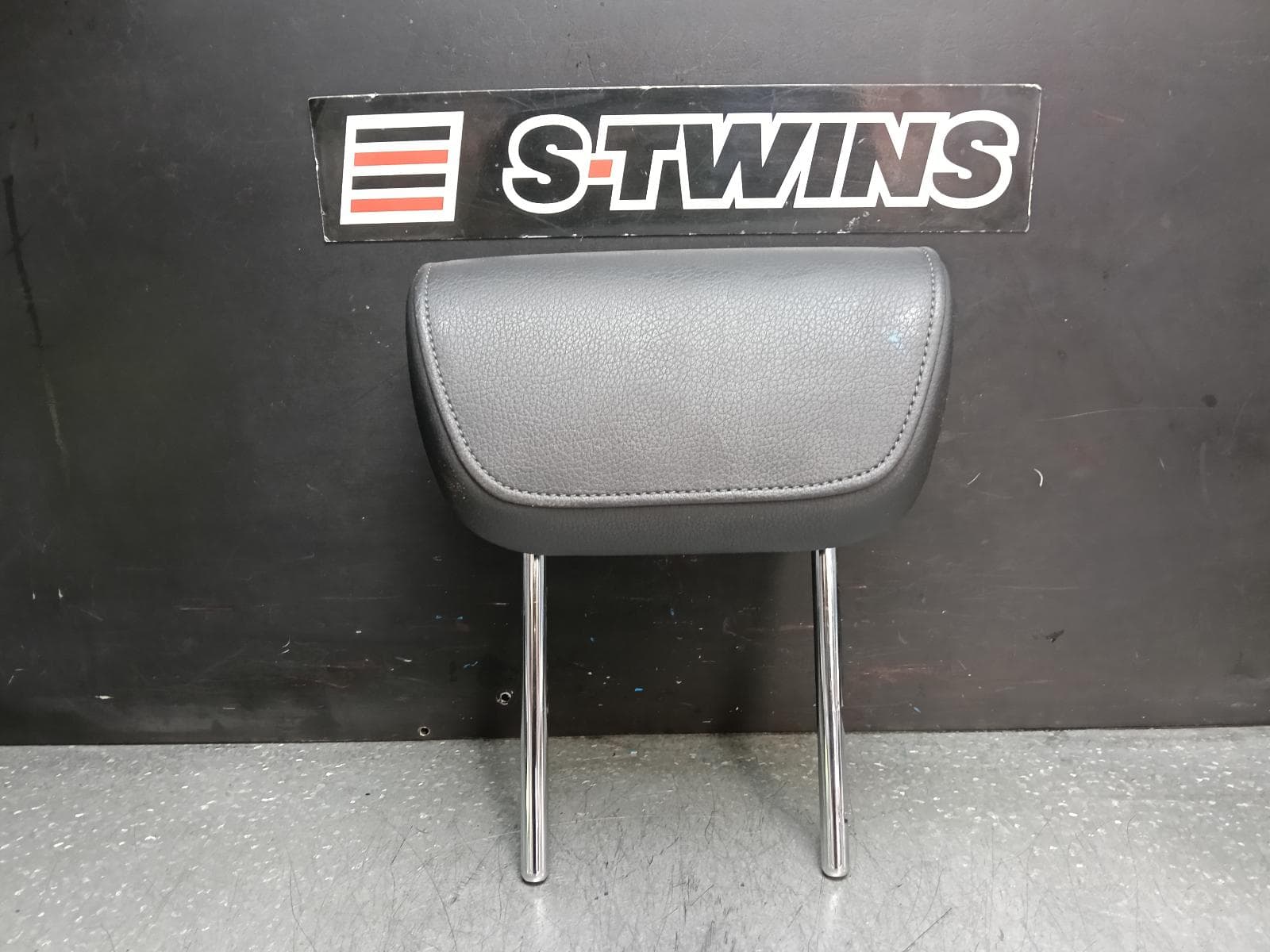 Used auto part listing image: 2013 AUDI Q5 HEADREST CENTRE REAR, Q5, GREY, 8R, 12/08-01/17 0000380944