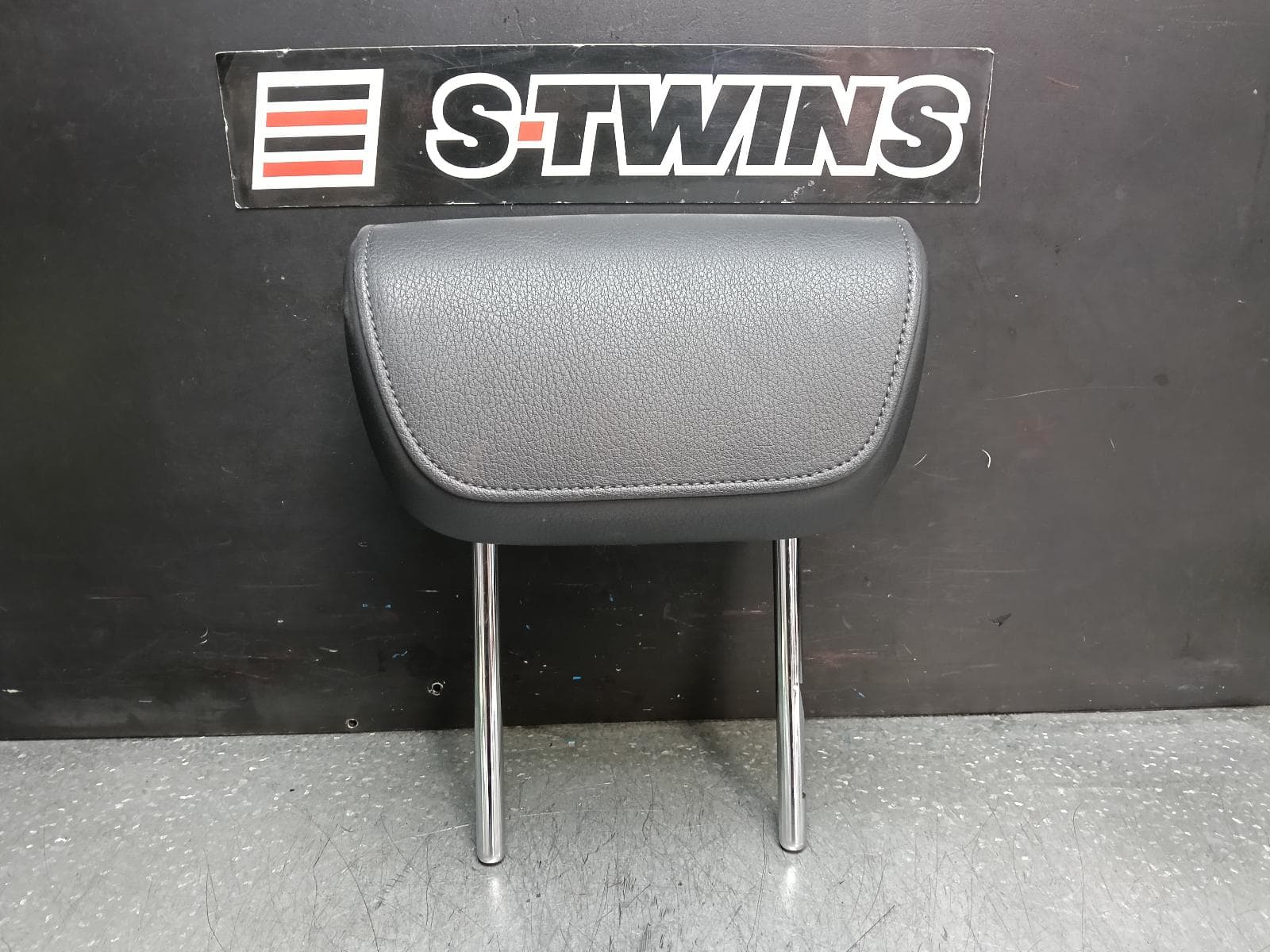 Used auto part listing image: 2013 AUDI Q5 HEADREST LH REAR, Q5, GREY, 8R, 12/08-01/17 0000380945