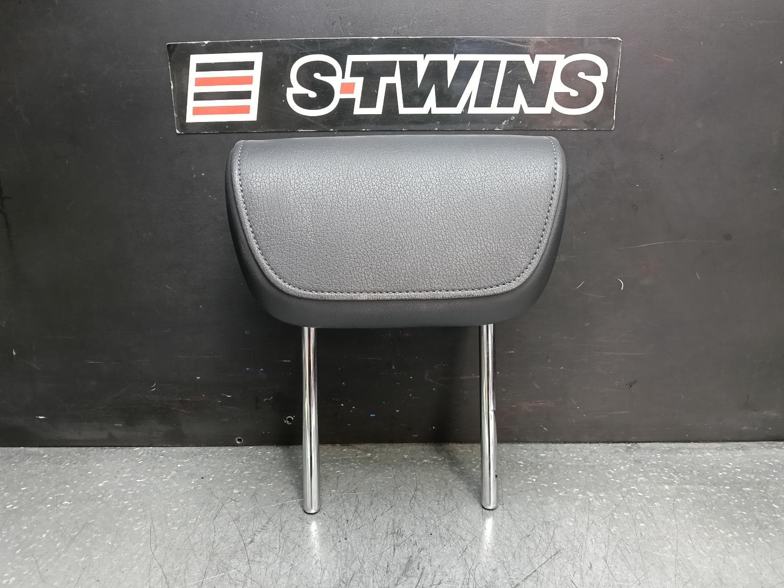 Used auto part listing image: 2013 AUDI Q5 HEADREST RH REAR, Q5, GREY, 8R, 12/08-01/17 0000380946