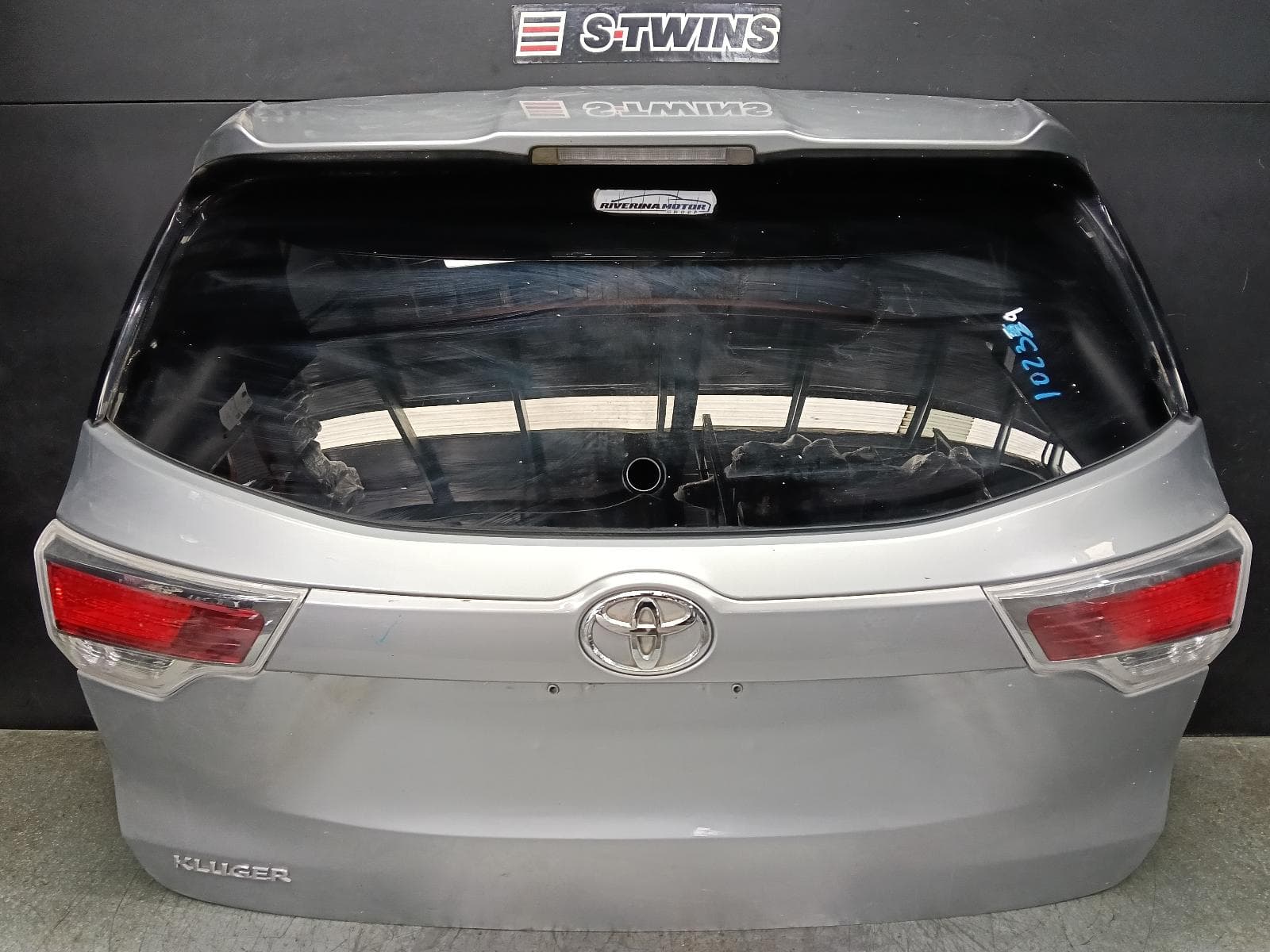 Used auto part listing image: 2015 TOYOTA KLUGER BOOTLID TAILGATE TAILGATE, GSU50/GSU55, GX/GXL, NON POWER LIFTGATE TYPE, 12/13-02/21 0000404982