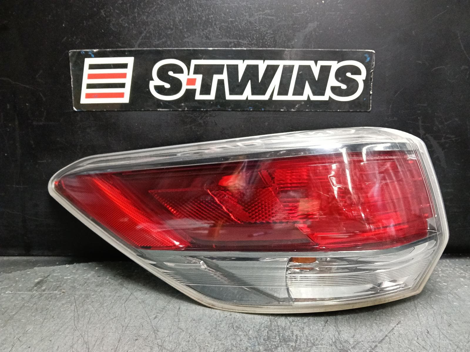 Used auto part listing image: 2015 TOYOTA KLUGER LEFT TAILLIGHT GSU50/GSU55, 12/13-10/16 0000404992