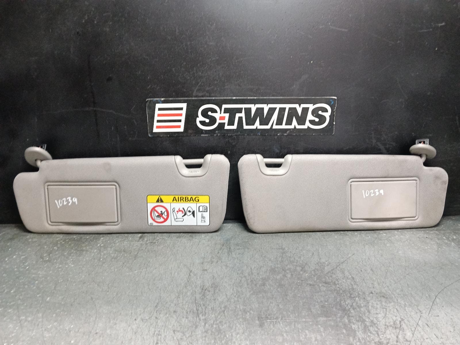 Used auto part listing image: 2015 TOYOTA KLUGER SUNVISOR GSU50/GSU55, PAIR, 12/13-02/21 0000404994