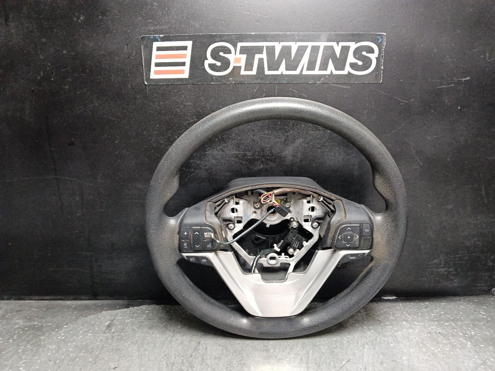 Used auto part listing image: 2015 TOYOTA KLUGER STEERING WHEEL GSU50/GSU55, VINYL, 12/13-02/21 0000404997