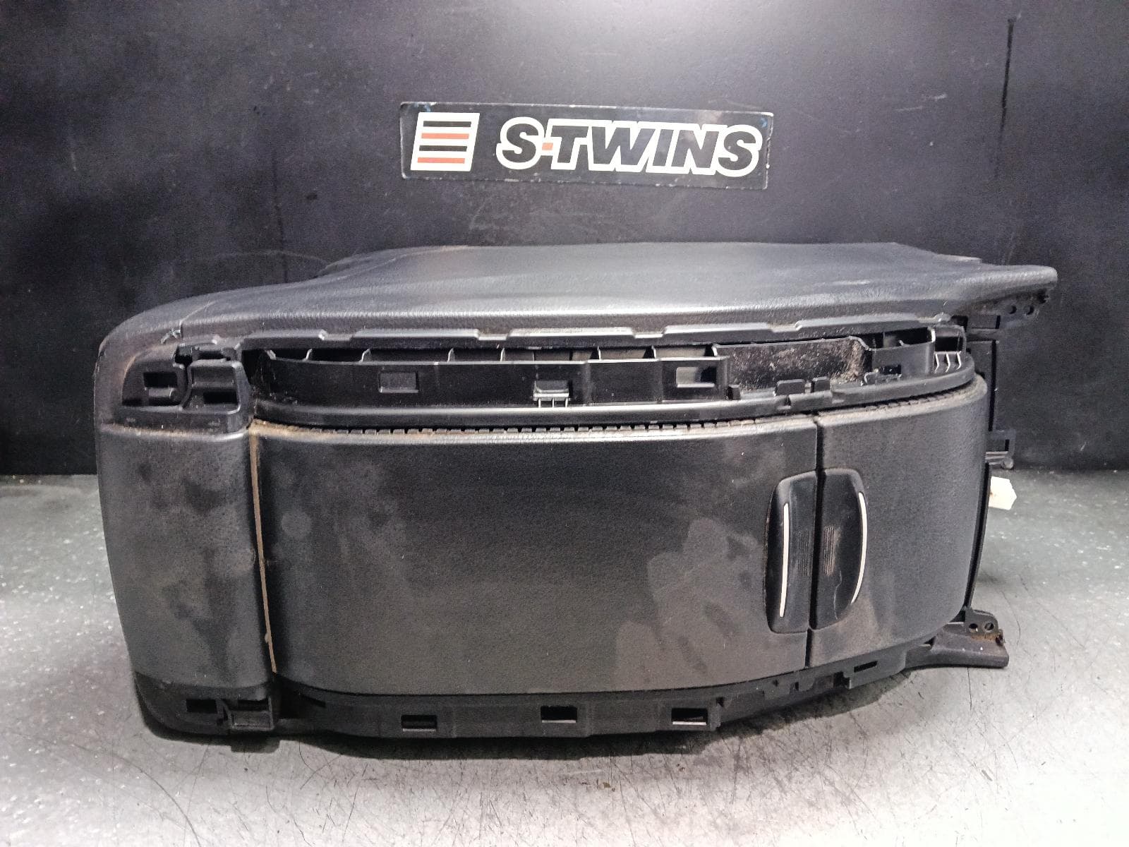 Used auto part listing image: 2015 TOYOTA KLUGER CONSOLE XU50 SERIES, BLACK, 12/13-02/21 0000404999