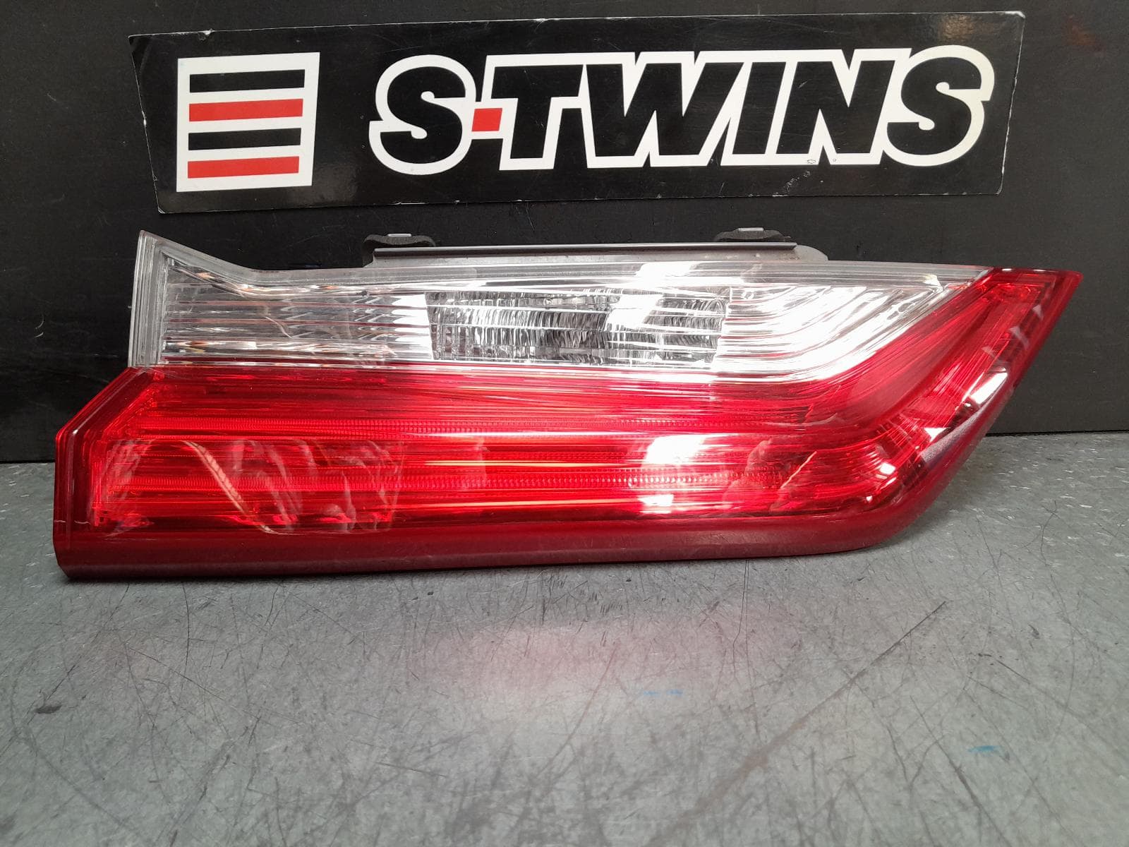 Used auto part listing image: 2018 HONDA CRV REAR GARNISH TAILGATE LAMP (RH SIDE), RW, 05/17-06/20 0000379734