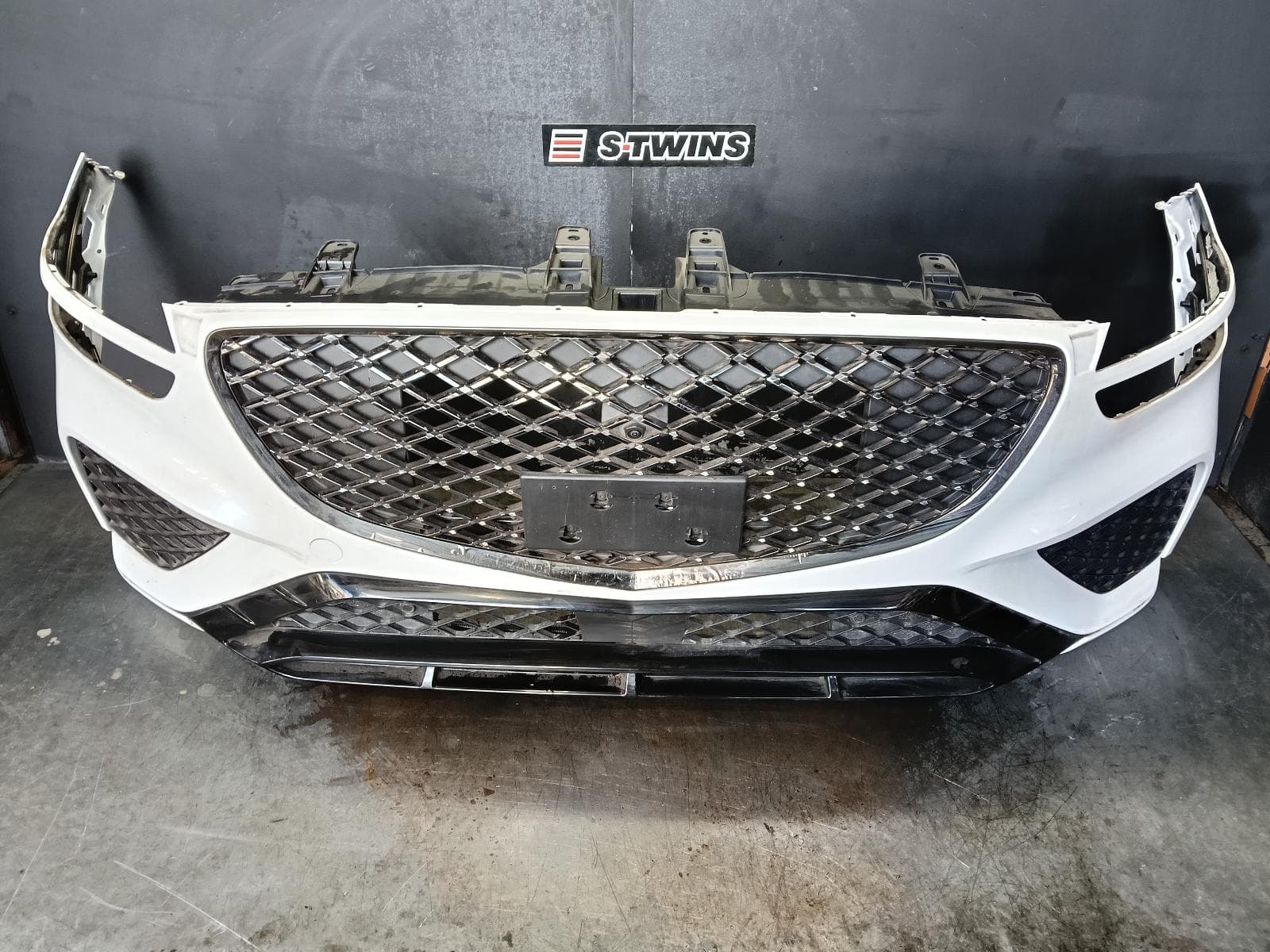 Used auto part listing image: 2023 GENESIS GV70 FRONT BUMPER BUMPER BAR, W/ PARK SENSOR, W/SPORT PACKAGE, JK, 03/21- 0000397441