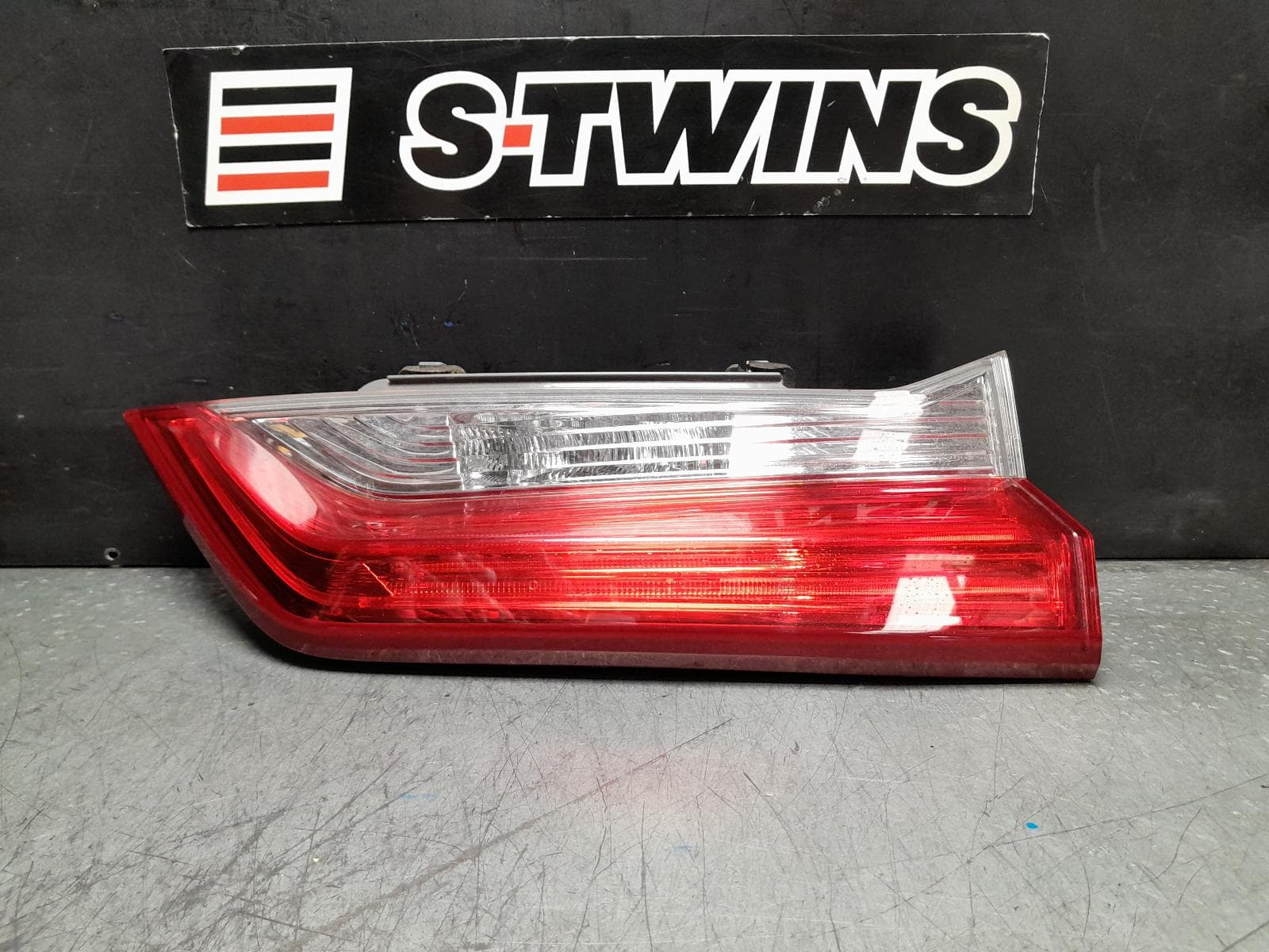 Used auto part listing image: 2018 HONDA CRV REAR GARNISH TAILGATE LAMP (LH SIDE), RW, 05/17-06/20 0000379735