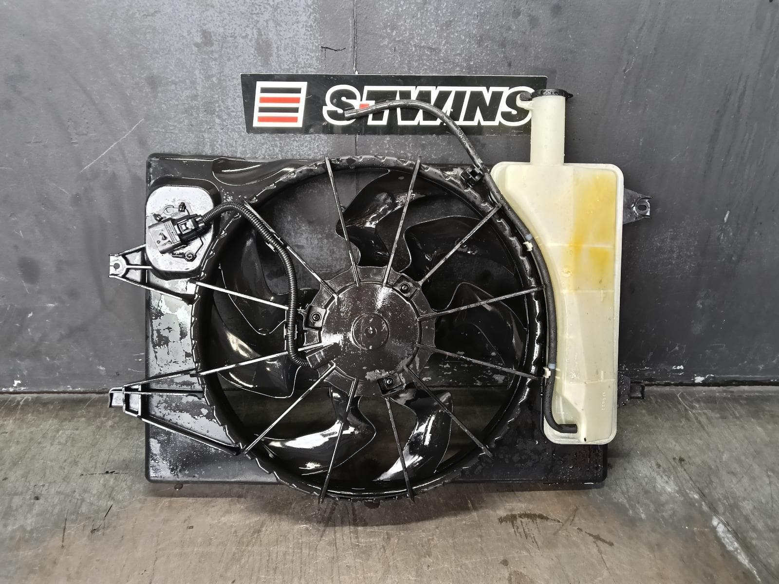 Used auto part listing image: 2018 HYUNDAI I30 FAN RADIATOR FAN, W/ OVERFLOW BOTTLE, PETROL, 2.0, G4NC, PD, HATCH (S. KOREA VIN KMHH), 03/17-12/23 0000380087
