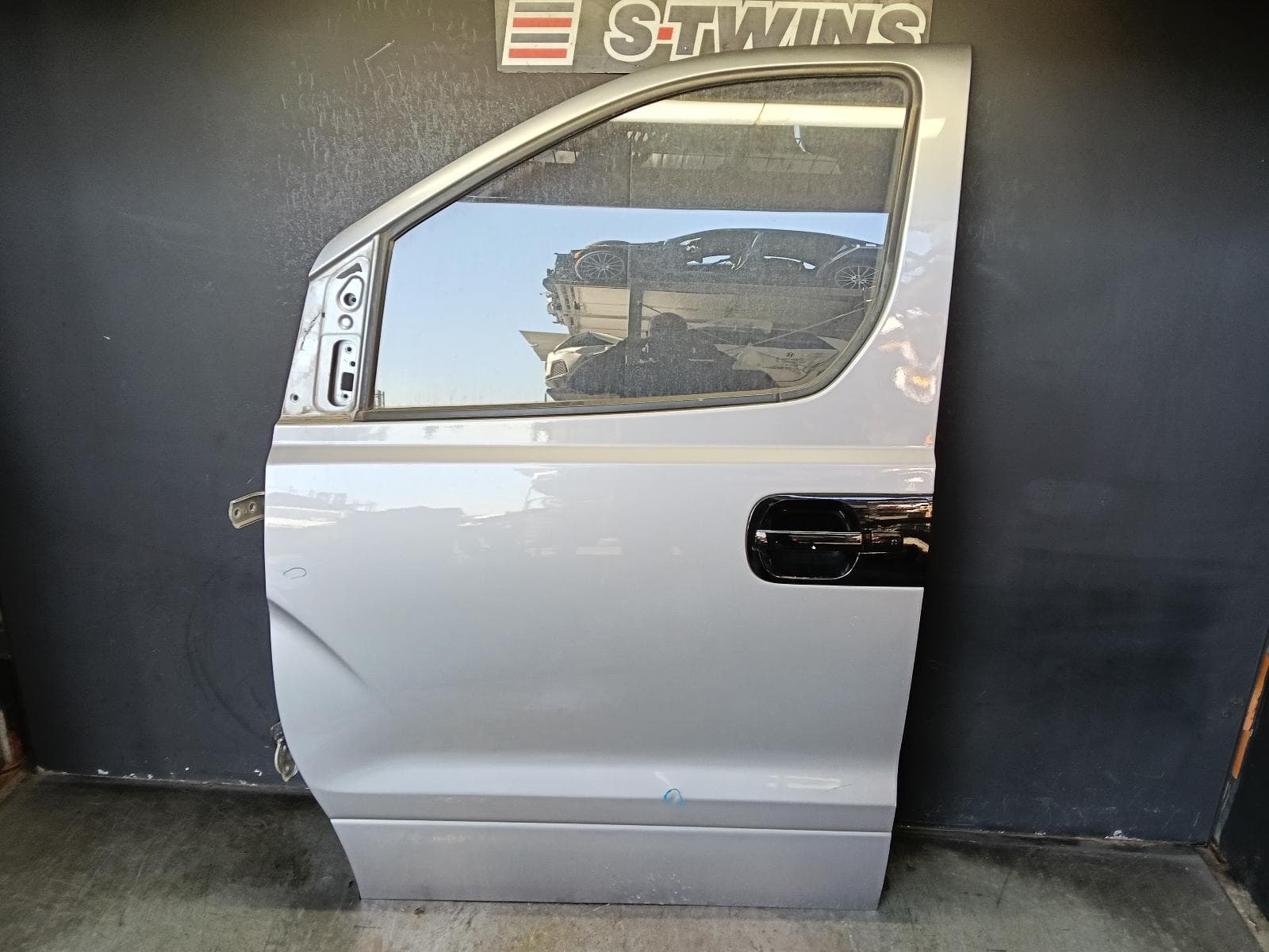 Used auto part listing image: 2018 HYUNDAI ILOAD/IMAX LEFT FRONT DOOR TQ, ILOAD, 11/07-03/21 0000381068