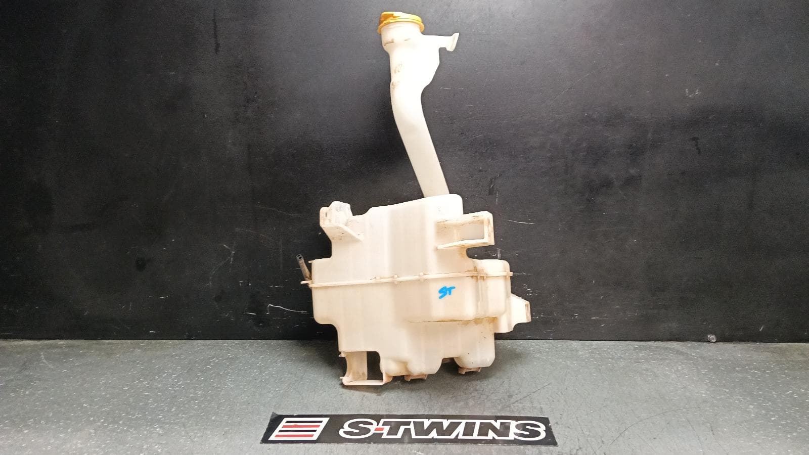 Used auto part listing image: 2018 SUBARU XV WASHER BOTTLE NON H/LAMP WASHER TYPE, G5X, 03/17-06/23 0000401041