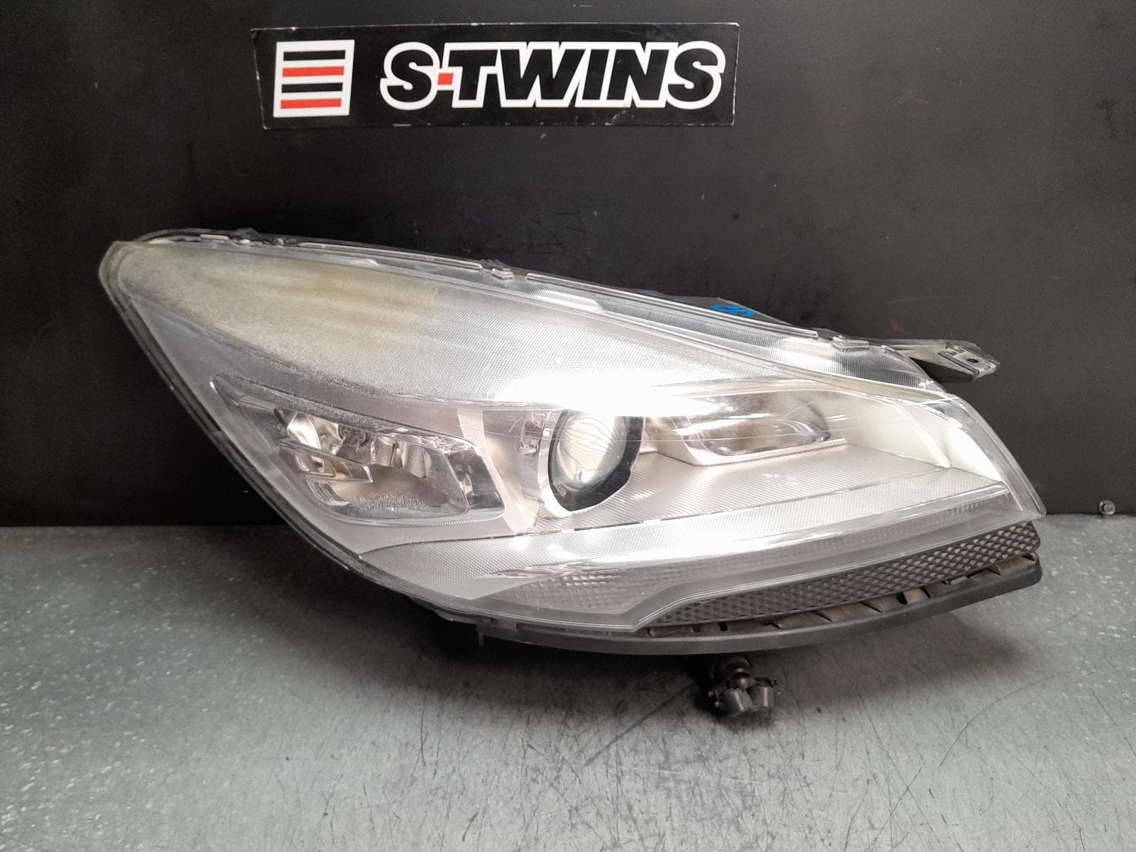 Used auto part listing image: 2014 FORD KUGA RIGHT HEADLAMP TF, XENON, TITANIUM, 11/12-09/16 0000360492