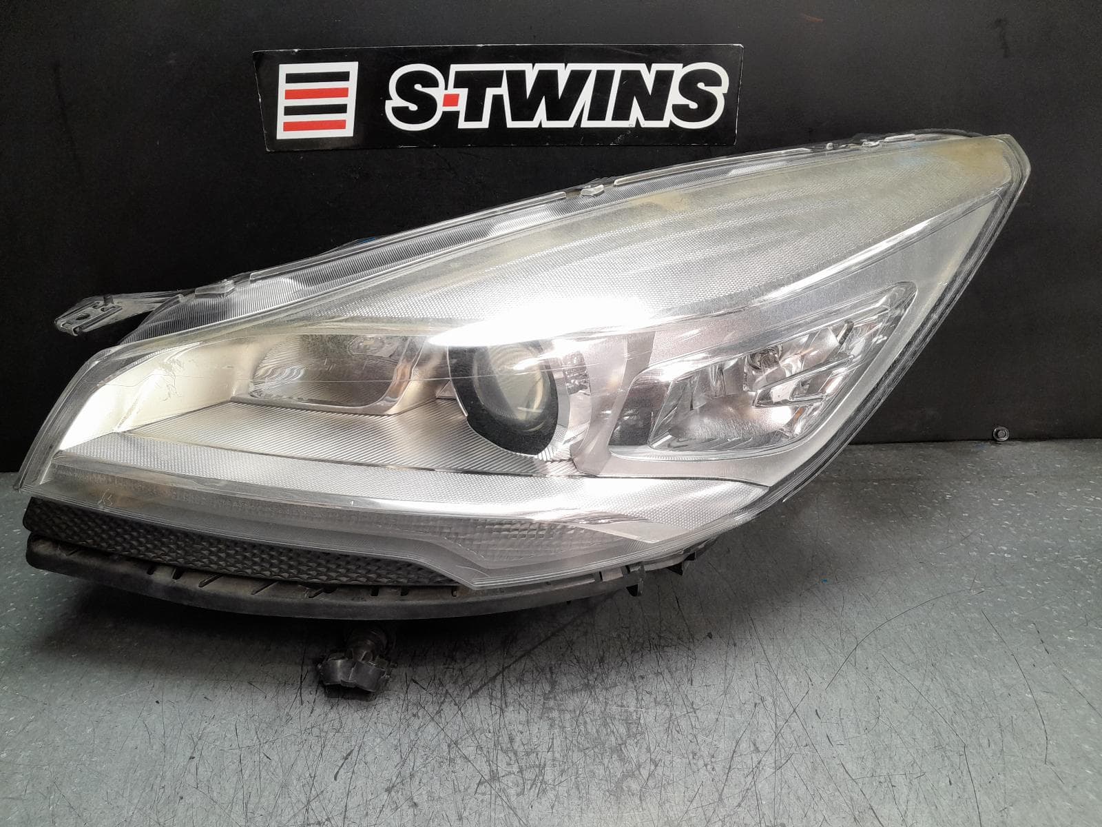 Used auto part listing image: 2014 FORD KUGA LEFT HEADLAMP TF, XENON, TITANIUM, 11/12-09/16 0000360494