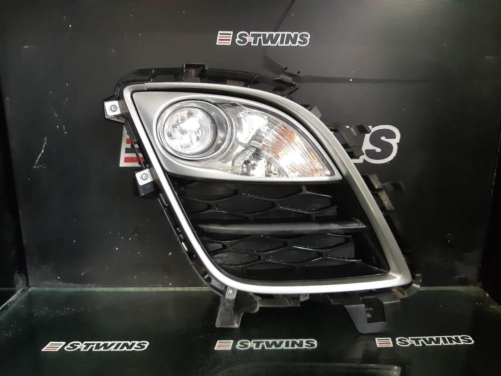 Used auto part listing image: 2010 MAZDA CX7 RIGHT INDICATOR FOG SIDE BUMPER FLASHER, ER, 06/09-02/12 0000296081