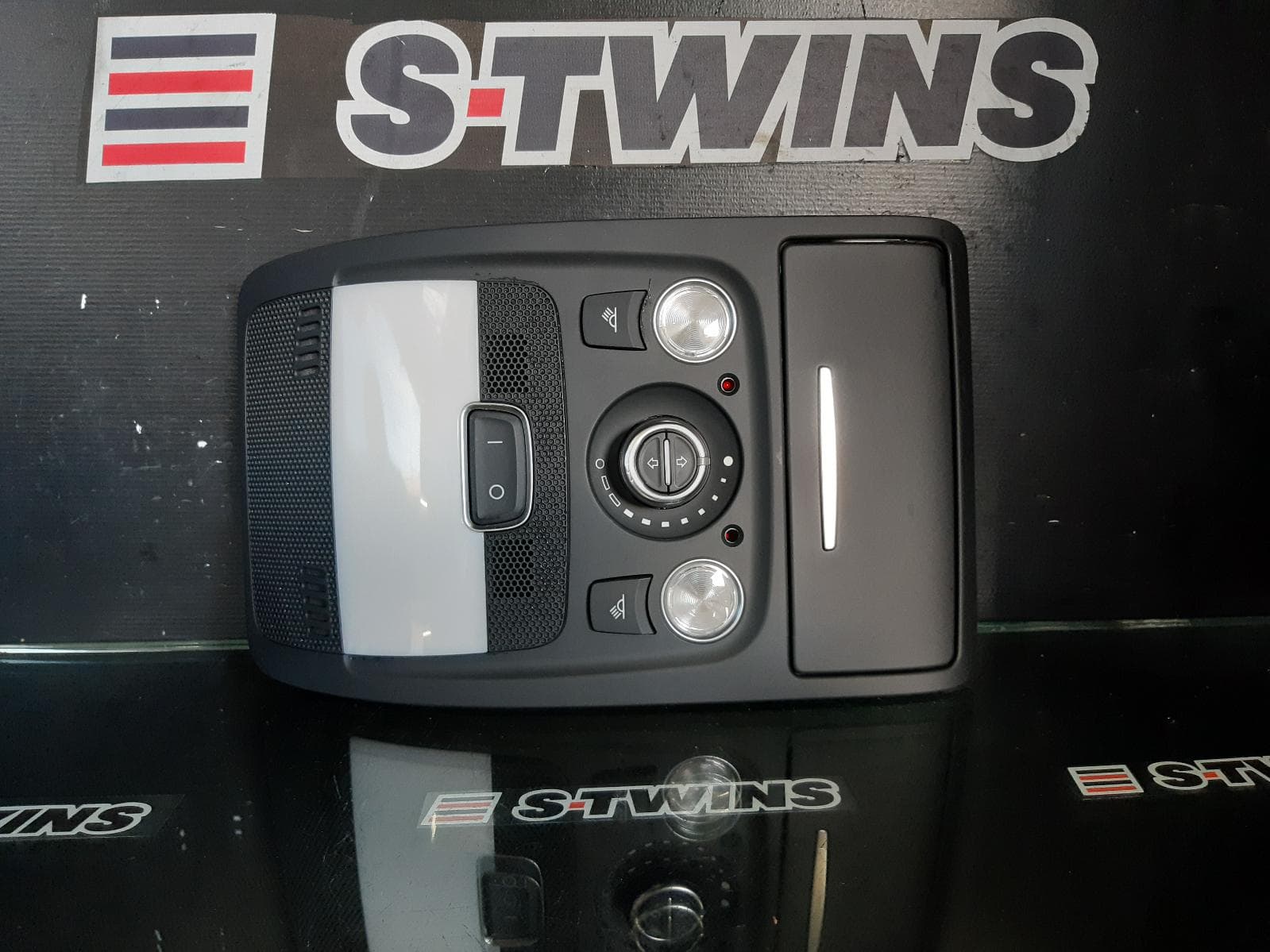 Used auto part listing image: 2015 AUDI Q5 COURTESY LIGHT FRONT (CENTRE), W/ SUNROOF CONTROLS, 8R, 03/09-01/17 0000179875