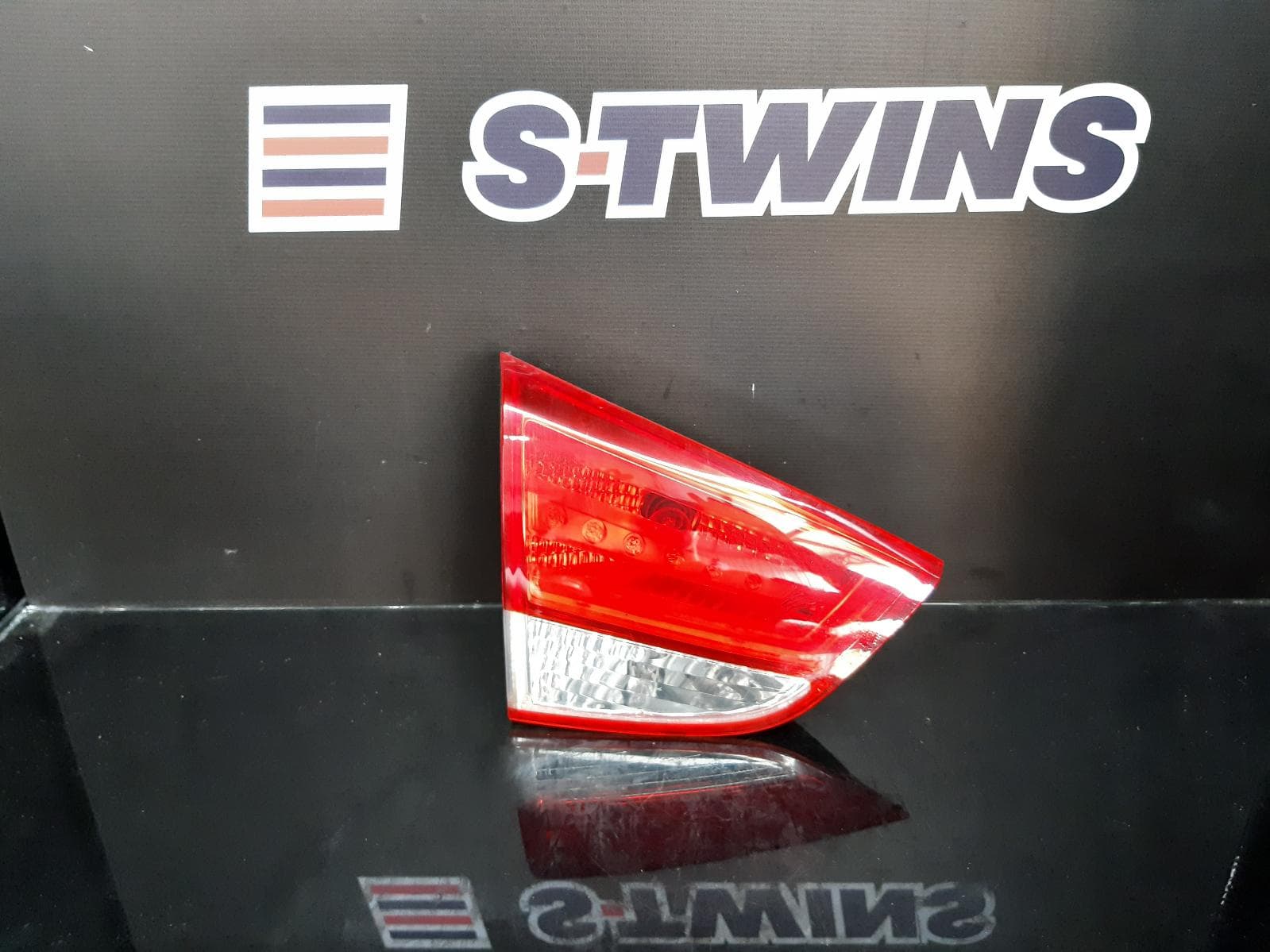 Used auto part listing image: 2014 HYUNDAI IX35 REAR GARNISH TAILGATE LAMP (LH SIDE), LM SERIES (VIN KMHJ), 11/09-01/16 0000106907