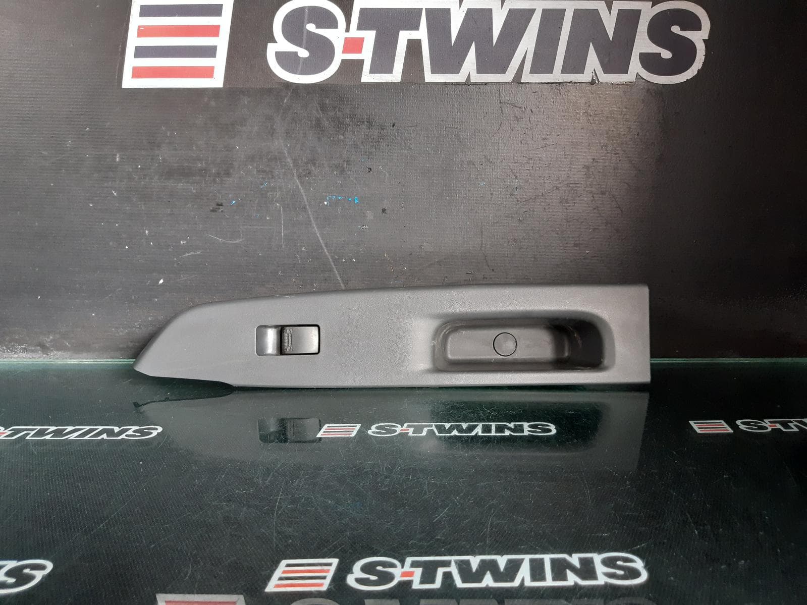 Used auto part listing image: 2012 HOLDEN COLORADO PWR DR WIND SWITCH LH REAR/RH REAR, RG/RG 7, 01/12-06/16 0000244513