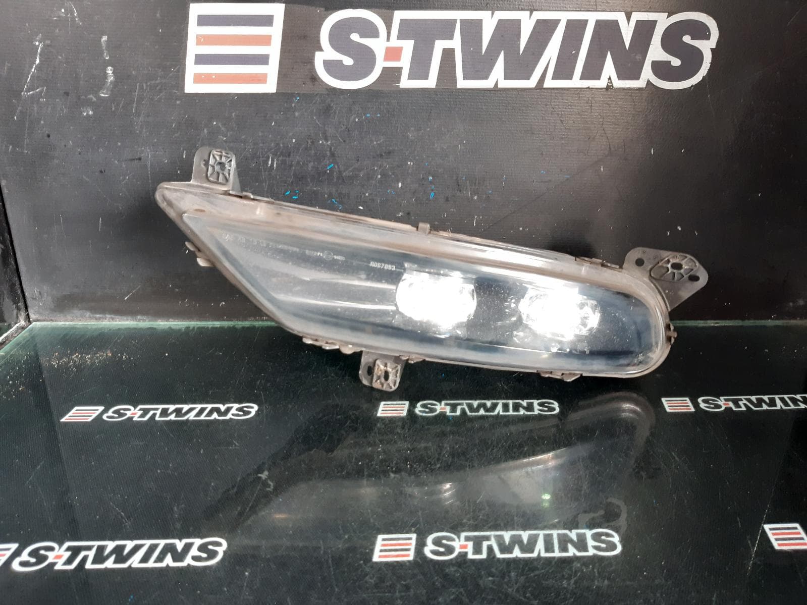 Used auto part listing image: 2015 CHRYSLER 300C BUMPER FOGLAMP, LX2, C/LUXURY, 01/15-12/21 0000313544