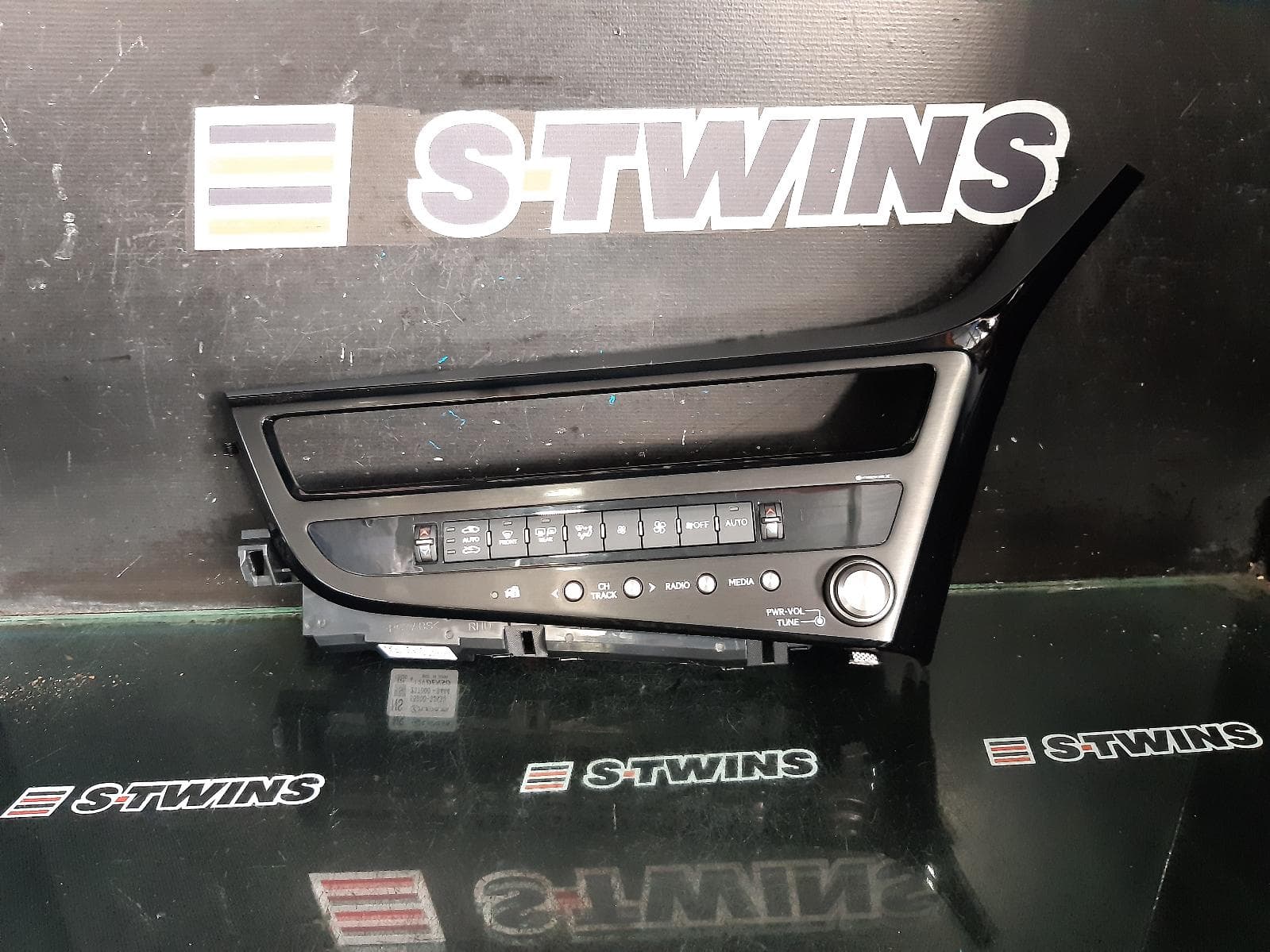 Used auto part listing image: 2023 LEXUS ES SERIES (13-) HEATER AC CONTROLS XZ10, 08/18-12/25 0000313366