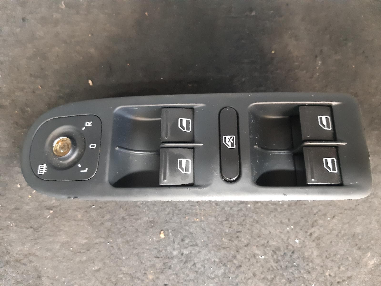 Used auto part listing image: 2009 VOLKSWAGEN GOLF PWR DR WIND SWITCH RH FRONT (MASTER SWITCH), 5DR HATCH/WAGON, W/O CHROME ON SWITCHES TYPE, GEN 6, 12/08-03/13 0000090068