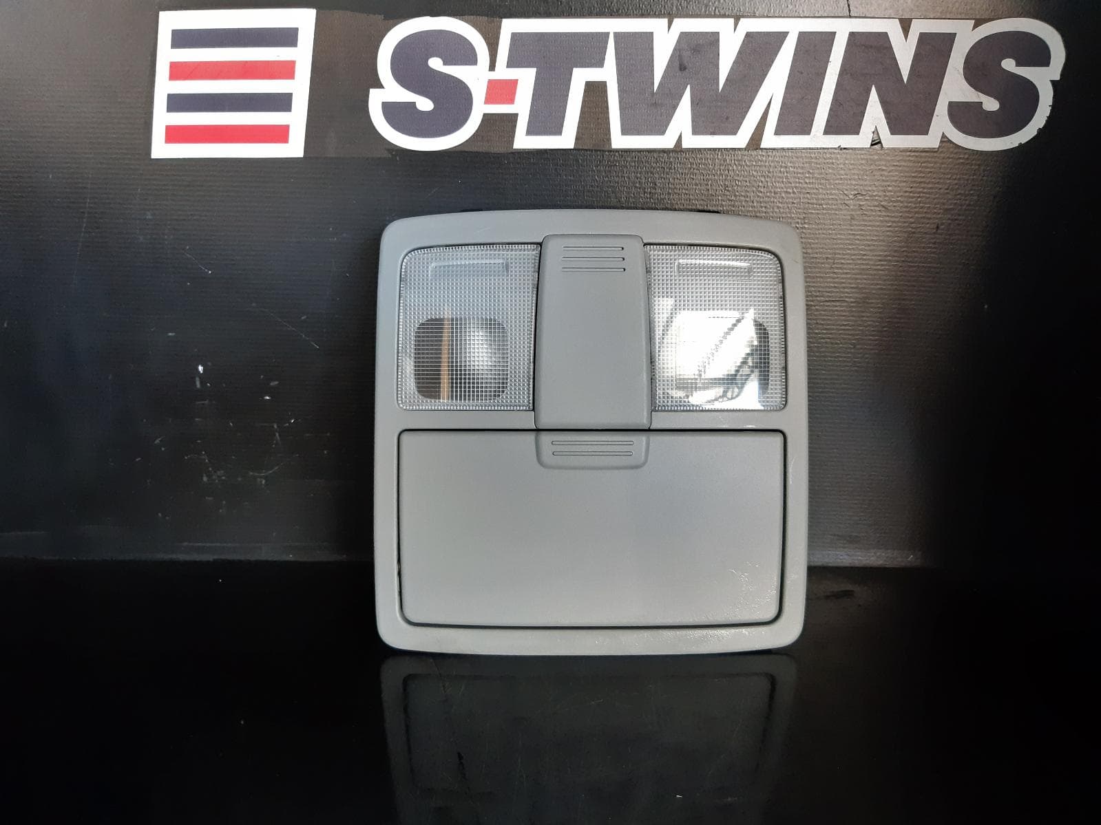 Used auto part listing image: 2011 KIA SORENTO COURTESY LIGHT FRONT, NON SUNROOF SWITCH, W/ SUNGLASS TYPE, XM, 10/09-12/14 0000136865