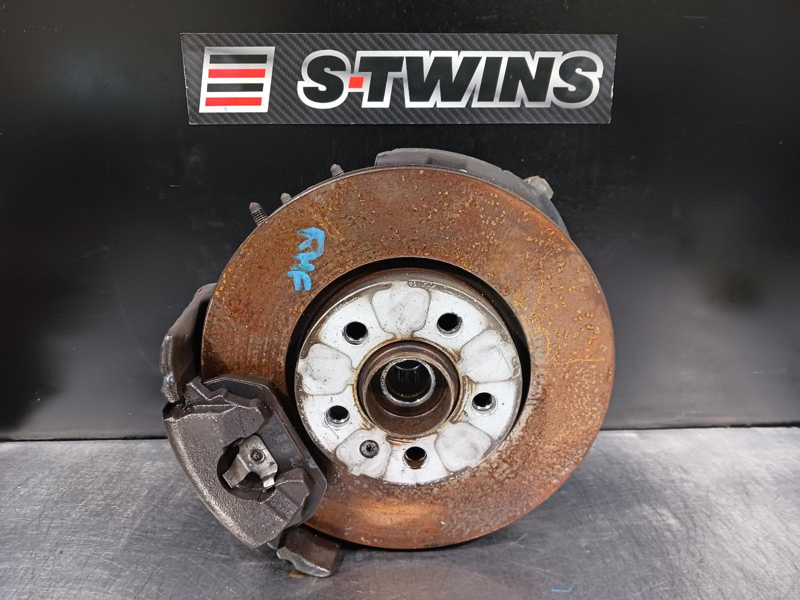 Used auto part listing image: 2018 VOLKSWAGEN POLO RIGHT FRONT HUB ASSEMBLY AW, TRENDLINE, 09/17-01/22 0000227339