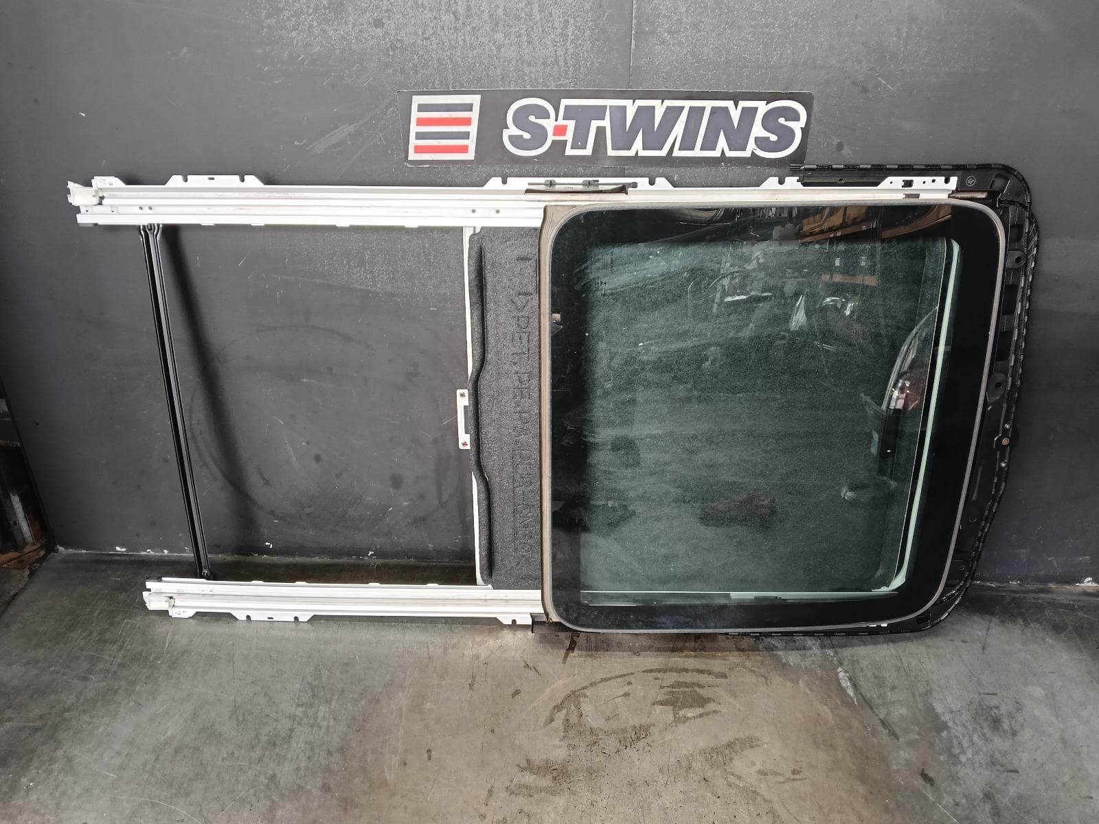 Used auto part listing image: 2013 SUBARU FORESTER ROOF GLASS SUNROOF T ROOF GLASS, SJ, 12-12-08/18 0000380380