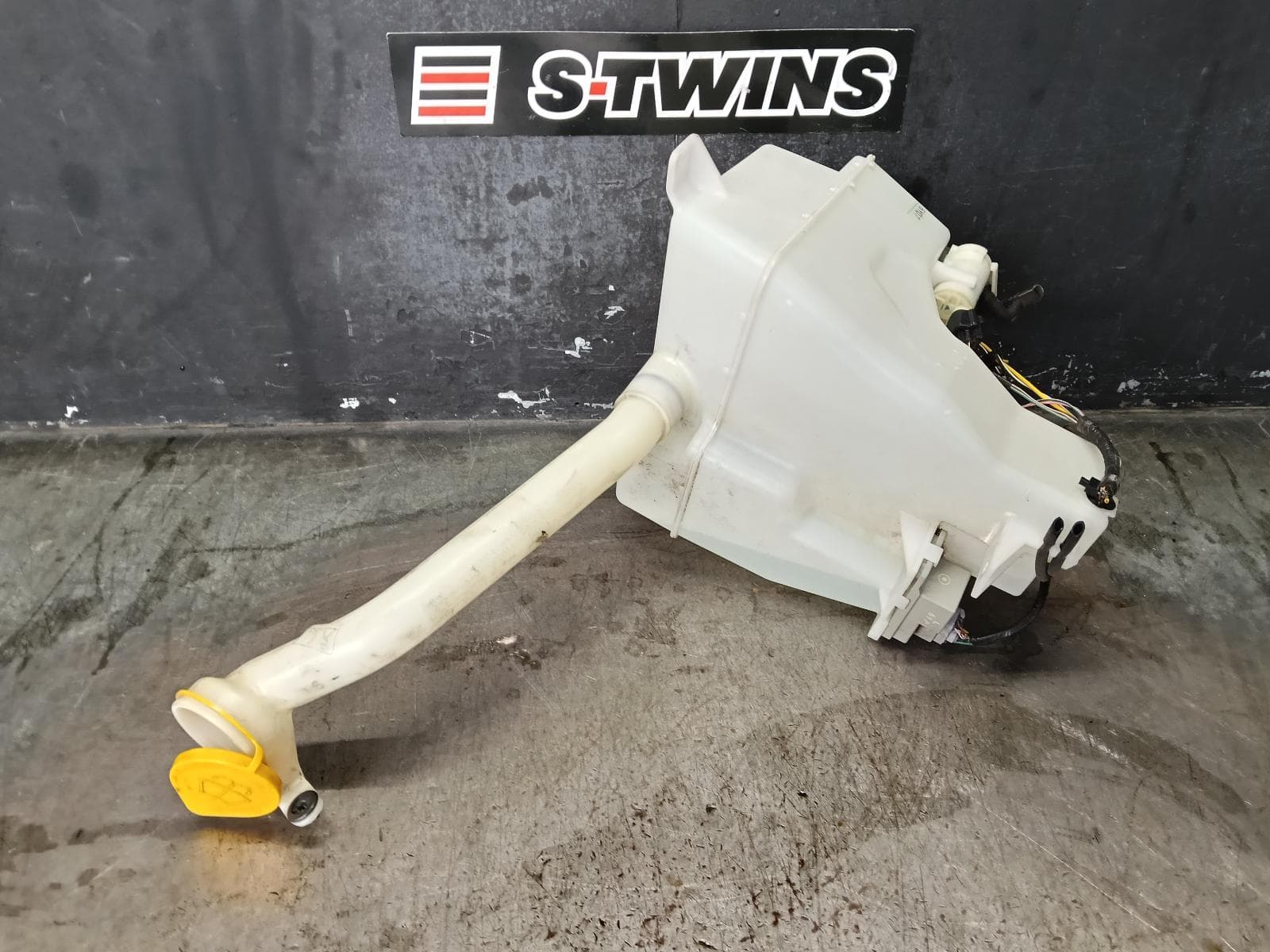 Used auto part listing image: 2016 SUBARU FORESTER WASHER BOTTLE SJ, W/ H/LAMP WASHER TYPE, 12/12-08/18 0000380349