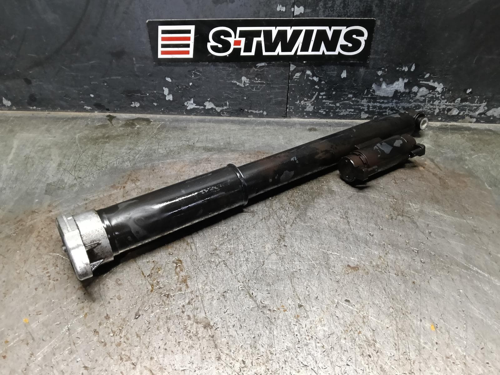 Used auto part listing image: 2016 MERCEDES C CLASS SHOCK ABSORBER W205/S205, SEDAN/WAGON, LH SIDE, AIR SUSPENSION TYPE, W205, 06/14-09/21 0000403836