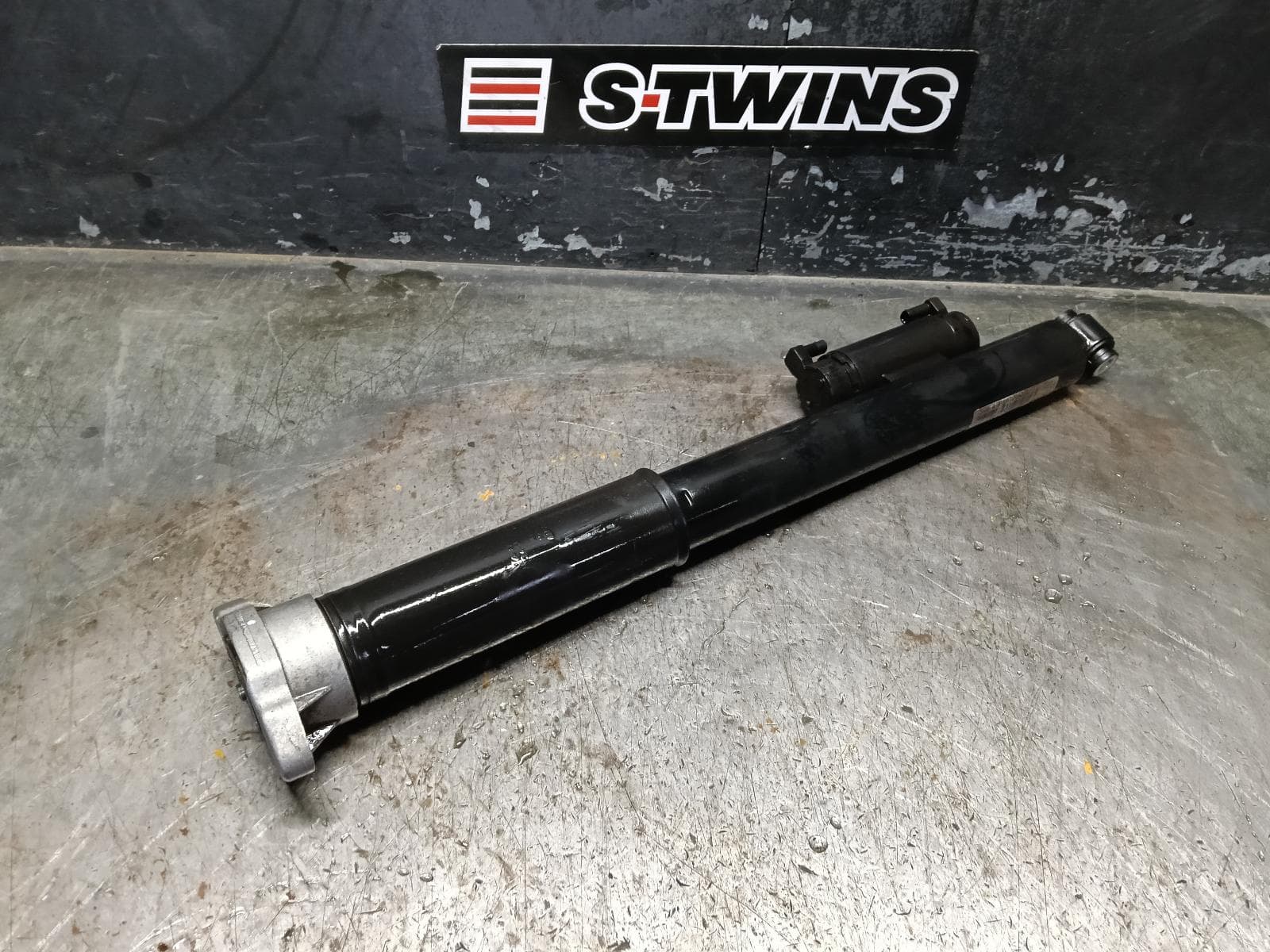 Used auto part listing image: 2016 MERCEDES C CLASS SHOCK ABSORBER W205/S205, SEDAN/WAGON, RH SIDE, AIR SUSPENSION TYPE, W205, 06/14-09/21 0000403837
