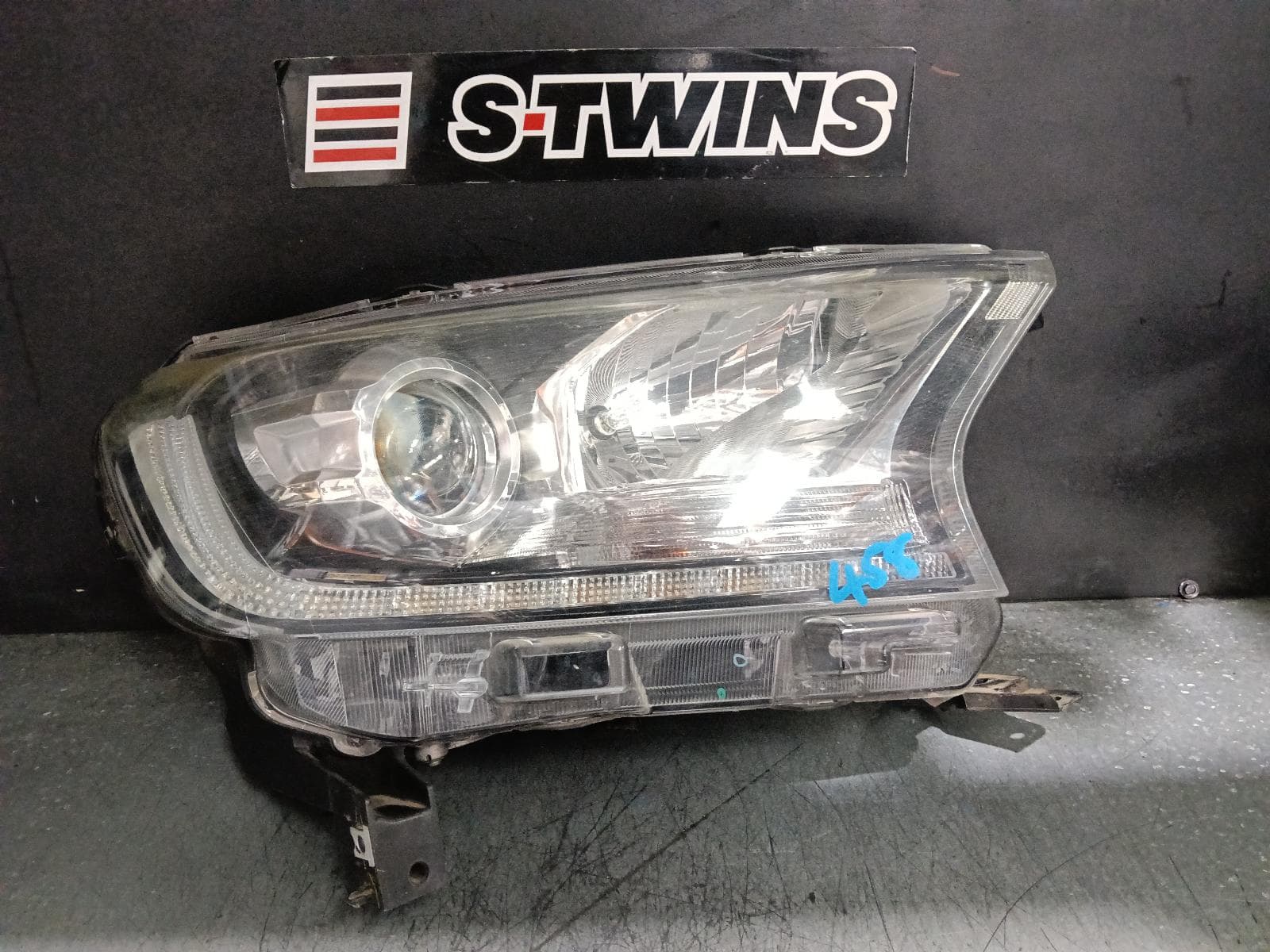 Used auto part listing image: 2019 FORD RANGER RIGHT HEADLAMP PX SERIES 3, FX4, BLACK, HID TYPE, 06/18-11/19 0000380139